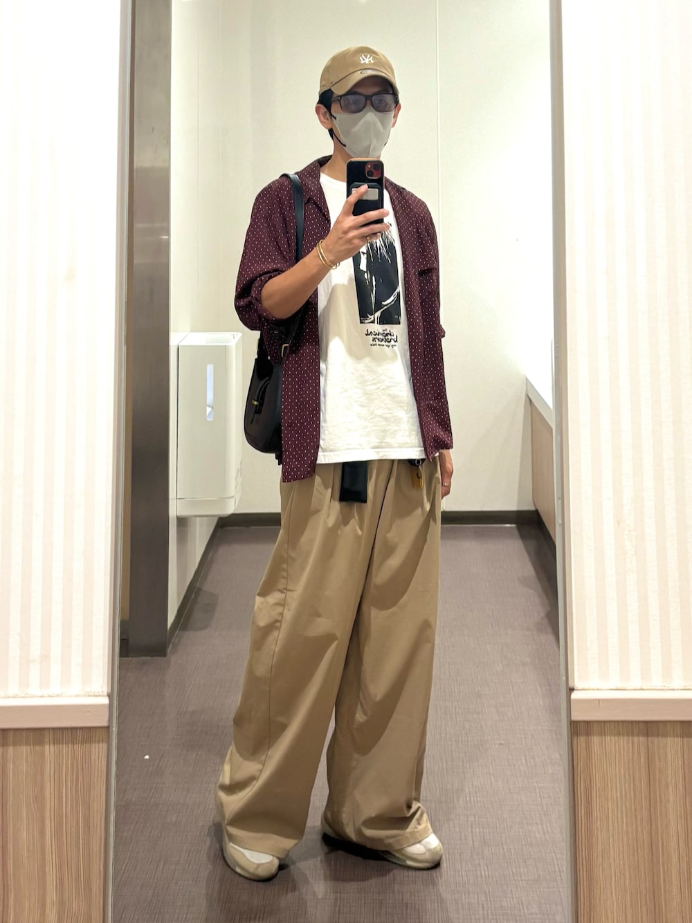ホワイト系のTシャツ/カットソー、レッド系のシャツ/ブラウス、ベージュ系のチノパンツを着用したメンズの秋コーディネートの1枚目の写真
