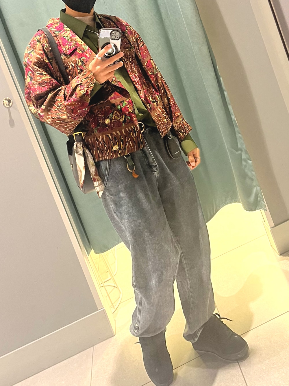 「ショートブルゾン、ブルゾン、デニム、ワイドパンツ、ショルダーバッグ、柄ジャケット、カラーシャツ、秋コーデ、秋服、休日コーデ、お出かけコーデ、黒スニーカー、タックイン、ブラックデニム」｜「ARCADEの-ARCADE Limited Line- 春服 ワイド デニムパンツ ロールアップ ビンテージウォッシュ ジーパン（デニムパンツ、グレー系）」を使った、xi(相互)さん（メンズ・171cm）の秋コーディネートの1枚目の写真