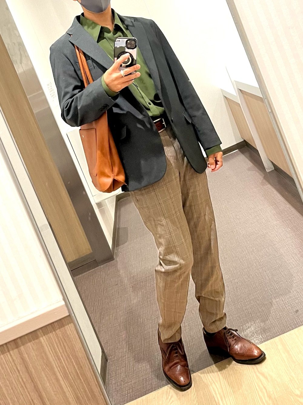 「ブラウン、秋のコーデ、メンズコーデ、チェックパンツ、着回しコーデ、革靴、秋服コーデ、ビジネススタイル、トートバッグ、シャツジャケット、シャツ好き集まれ、タックイン、ウィングチップシューズ、カラーシャツ」｜「REGALのリーガル メンズ ドレス/【ビジネス】ウイングチップ/革底（ドレスシューズ、ブラウン系）」を使った、xi(相互)さん（メンズ・171cm）の秋コーディネートの1枚目の写真