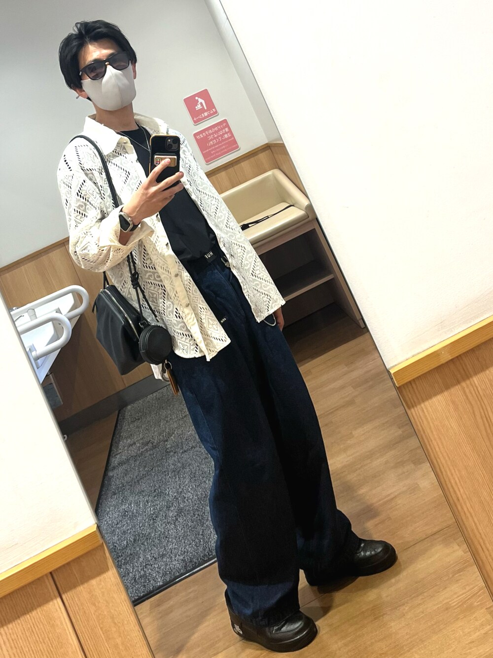 ブラック系のスニーカー、ブルー系のデニムパンツ、ホワイト系のシャツ/ブラウスを着用したメンズの春コーディネートの1枚目の写真