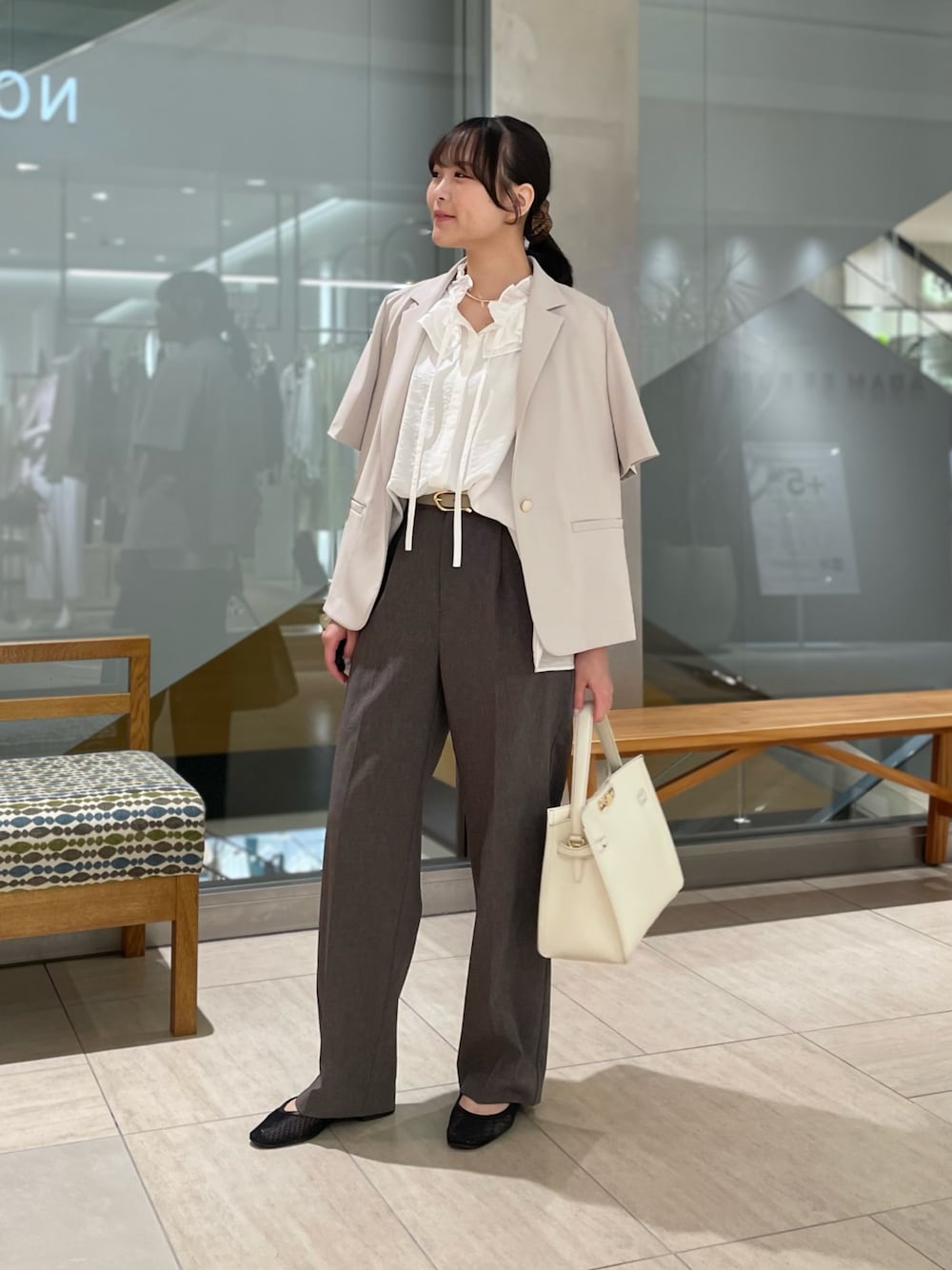 「シンプルコーデ、お出かけコーデ、モノトーン、シンプルスタイル、パンツスタイル」｜「NOLLEY’S Sophiのウォッシャブル麻調ドライシャンタンライトワイドパンツ（その他パンツ、グレー系）」を使った、ワタナベさん（骨格ナチュラル・レディース・157cm）の秋コーディネートの1枚目の写真