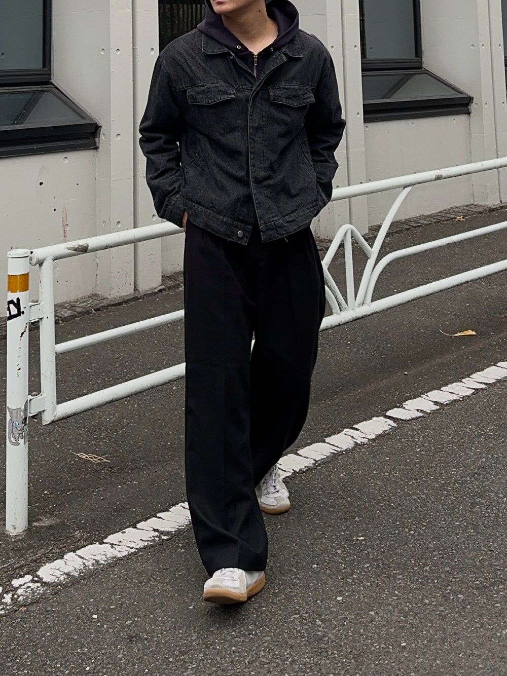 「大人カジュアル、おでかけコーデ、秋冬コーデ、カジュアルコーデ、モノトーン、休日コーデ、メンズコーデ、きれいめカジュアル、シンプルコーデ、オトナカジュアル、ジャケット」｜「CALLNEの【CALLNE】Fly Front Denim Short Jacket/比翼 デニム ショートジャケット（デニムジャケット、ブラック系）」を使った、Ryuseiさん（メンズ・171cm）の冬コーディネートの1枚目の写真