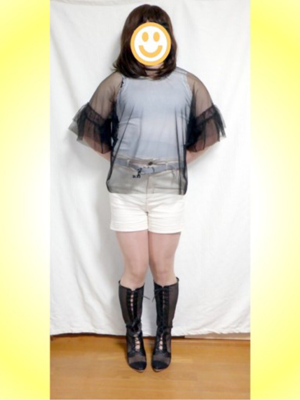 「ショートパンツ、ショートパンツスタイル、ショートパンツ×ブーツ、カジュアル、カジュアルコーデ、シースルー、シースルートップス、モノトーン、モノトーンコーデ、サンダルブーツ、ブーツ、ヒールブーツ、ヒールサンダル、透け感、透け感トップス」｜「Heatherのアイテム（パンツ、ホワイト系）」を使った、玉藻ノ後さん（レディース・170cm）の夏コーディネートの1枚目の写真