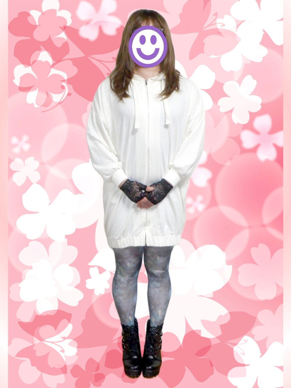 「春服コーデ、ワンピース、ワンピ、ワンピースコーデ、ワンピース×ブーツ、パーカーワンピース、パーカーワンピ、パーカー、パーカーコーデ、ホワイトワンピース、ホワイト、ショートブーツ、ブーツ、タイツ、柄タイツ」｜「irieyのアイテム（ワンピース、ホワイト系）」を使った、玉藻ノ後さん（レディース・170cm）の春コーディネートの1枚目の写真