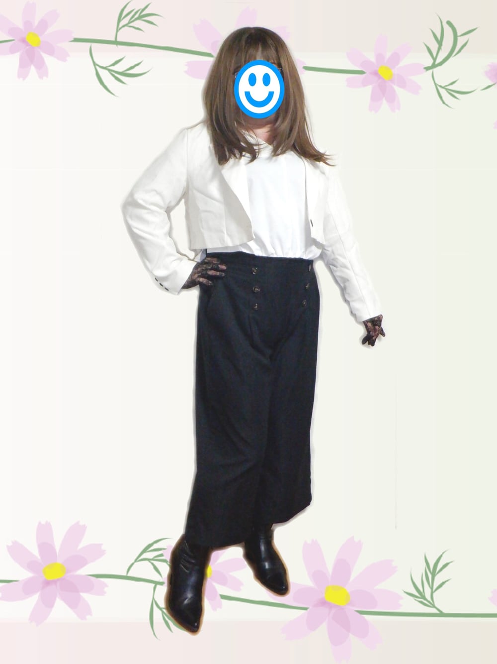 ブラック系のパンツ、ブラック系のブーツ、ホワイト系のジャケット/アウターを着用したレディースの秋コーディネートの1枚目の写真