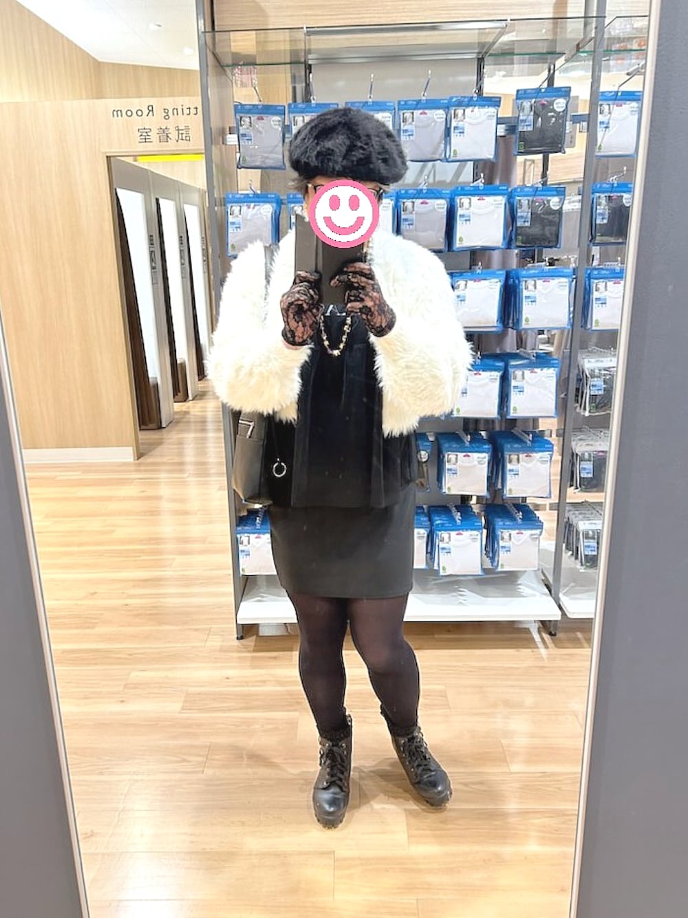 「モノトーン、モノトーンコーデ、モフモフ、もふもふカーディガン、バック、帽子、お出かけコーデ、スカート、ミニスカート、ブーツ、レディースファッション」｜「Guoyupikaのアイテム（ブーツ、ブラック系）」を使った、玉藻ノ後さん（レディース・170cm）の秋コーディネートの1枚目の写真