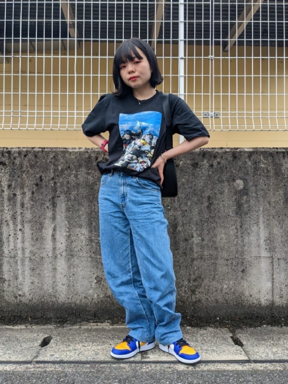 「WEARyouthコーデ、初夏コーデ、デニム、Tシャツ、スニーカー、休日スタイル、ストリート、シンプルコーデ、ラクチンコーデ、ゆるコーデ、骨格ウェーブ、ジョーダン、おしゃれさんと繋がりたい、カジュアル」｜「NIKEのアイテム（スニーカー、パープル系）」を使った、さくら🌸さん（骨格ウェーブ・レディース・153cm）の春コーディネートの1枚目の写真