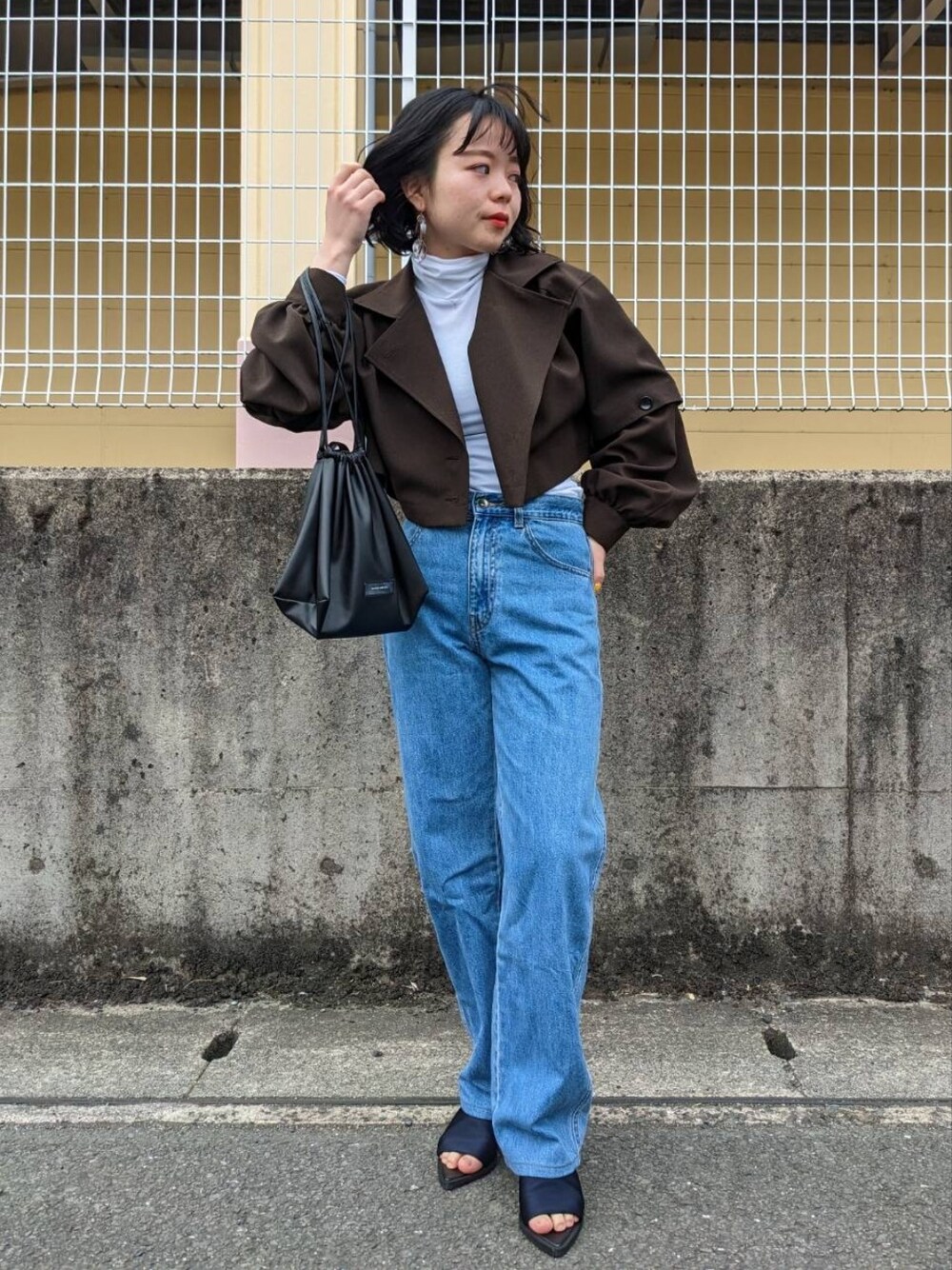 「春夏コーデ、パンツスタイル、休日スタイル、UNIQLO U、デニム、ショルダーバッグ、トレンチコート、おでかけコーデ、春コーデ、オトナカジュアル、低身長女子、プチプラコーデ、ブルベ冬、シンプルコーデ、骨格ウェーブ」｜「Corey MoranisのKnotted Loop Earrings（ピアス（両耳用）、その他）」を使った、さくら🌸さん（骨格ウェーブ・レディース・153cm）の春コーディネートの1枚目の写真