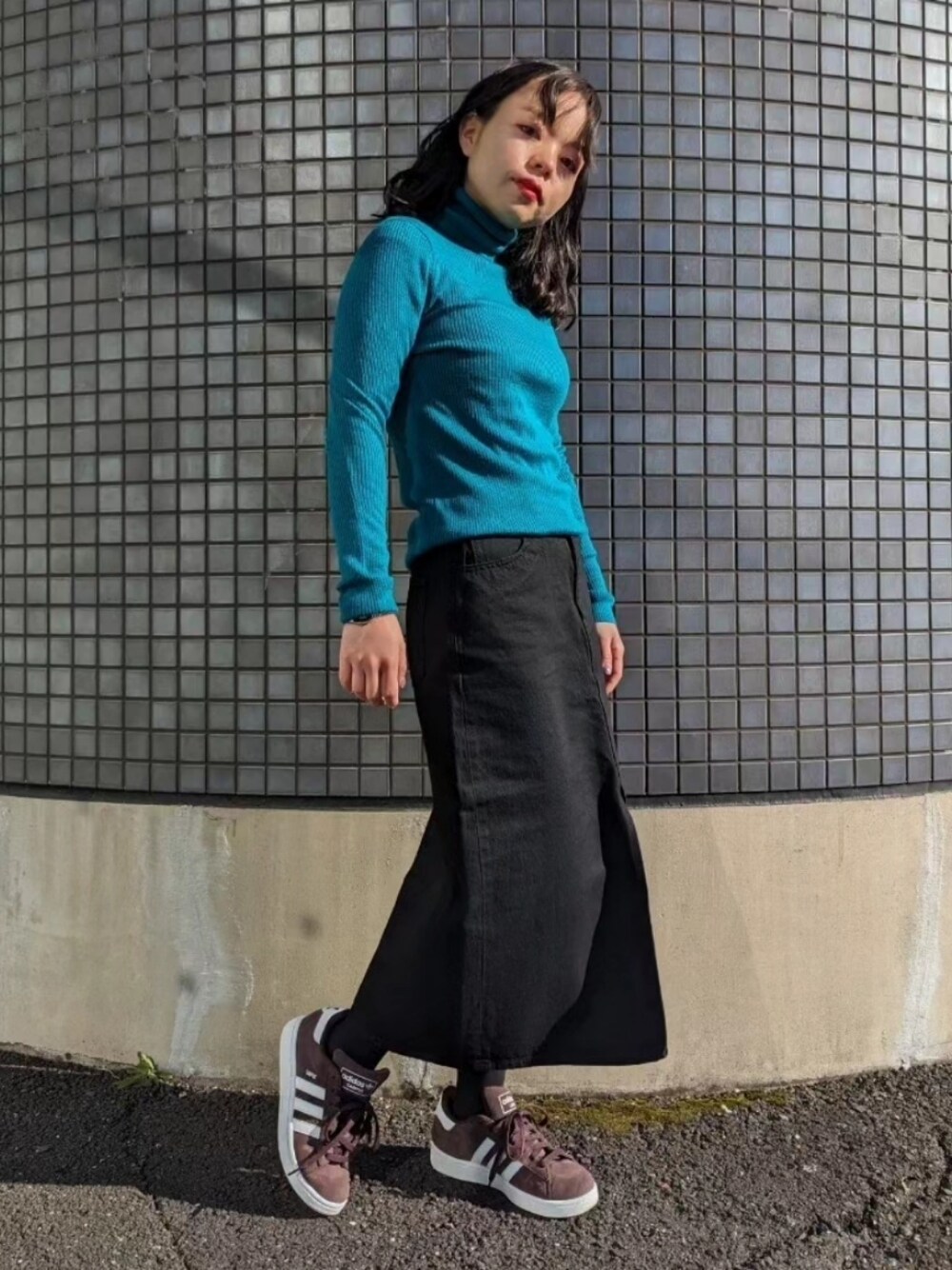 「オトナ女子、新星WEARISTAにエントリー、WEARyouthコーデ、シンプル、クリスマスに着たい服、スニーカー、スニーカーコーデ、お洒落さんとつながりたい、ラフコーデ、プチプラコーデ、プチプラ、UNIQLO、カラーニット、タートルネック、スカートスタイル」｜「UNIQLOのデニムロングスカート（丈短め）（デニムスカート、ブラック系）」を使った、さくら🌸さん（骨格ウェーブ・レディース・153cm）の冬コーディネートの1枚目の写真