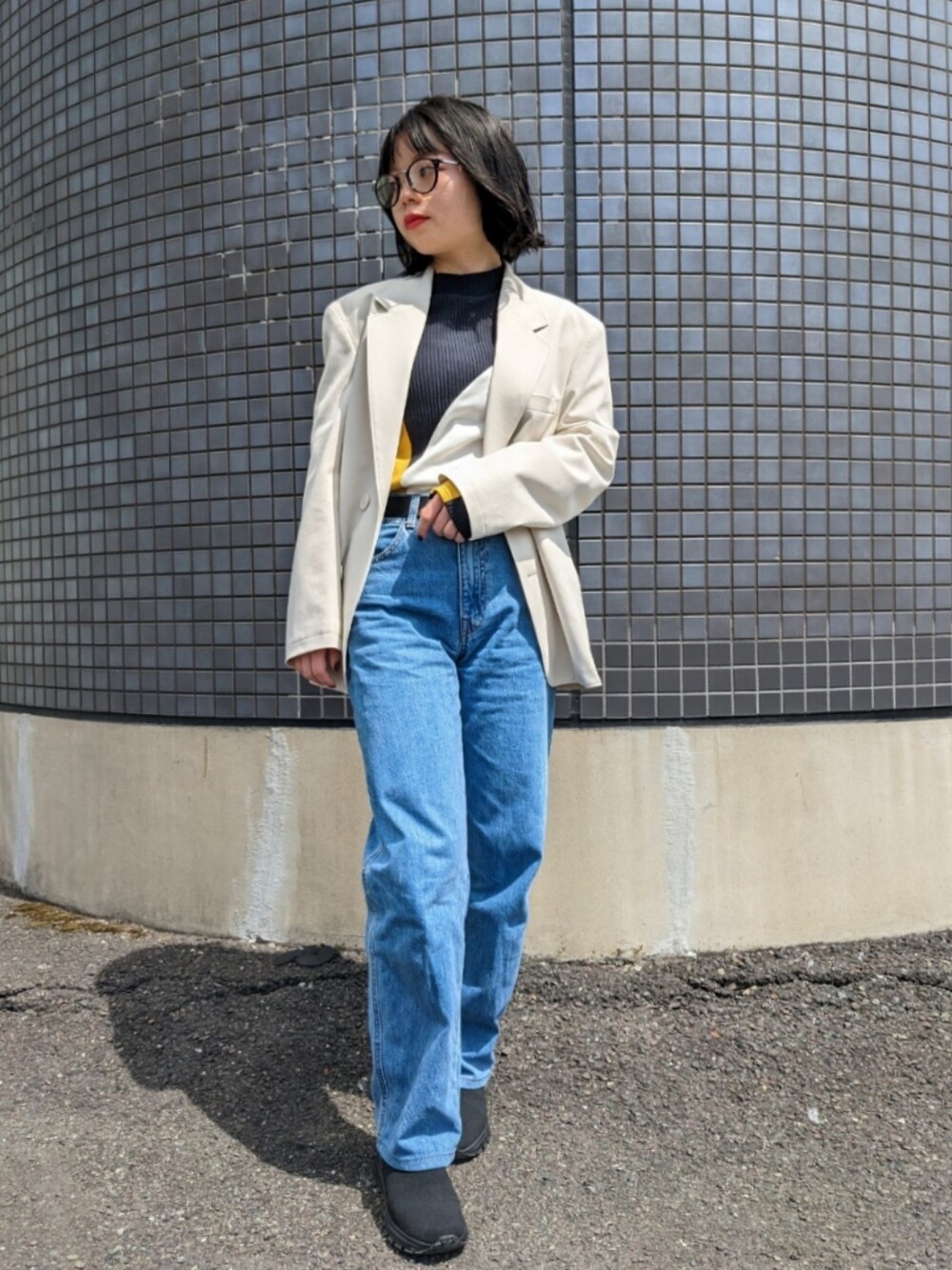 「プチプラ、大人かわいい、パンツスタイル、デニム、モード、メガネ女子、ジャケット、カジュアルコーデ、休日コーデ、春夏コーデ、ユニクロ、骨格ウェーブ、シンプルスタイル」｜「UNITED TOKYOのハーフサイクルブロックカットソー（Tシャツ/カットソー、イエロー系）」を使った、さくら🌸さん（骨格ウェーブ・レディース・153cm）の春コーディネートの1枚目の写真