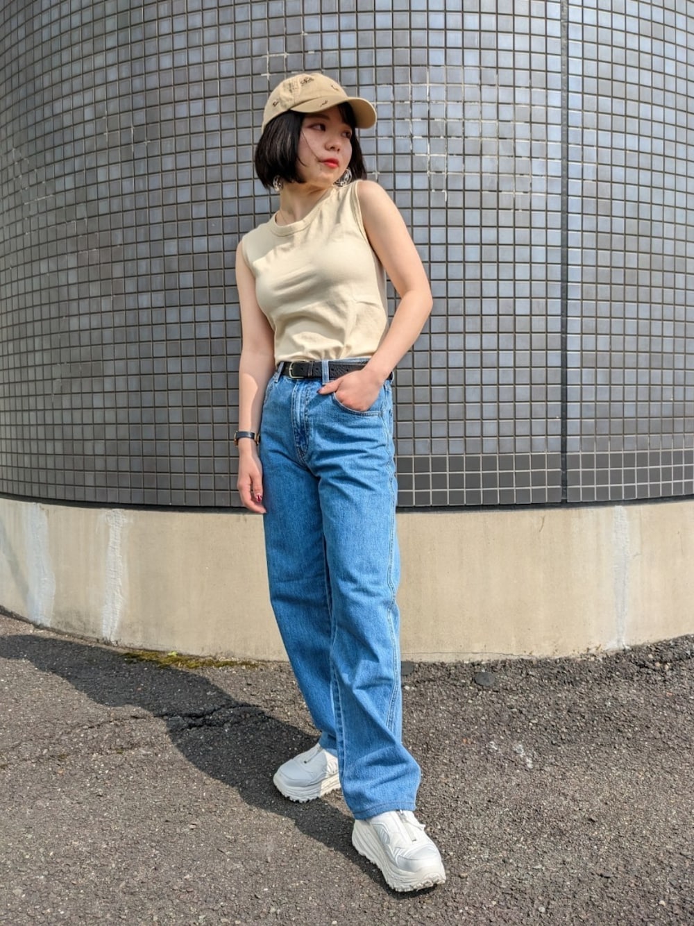 「春服デビュー宣言、シンプルコーデ、パンツスタイル、春コーデ、低身長女子、カジュアルコーデ、デニムパンツ、休日スタイル、スニーカー、キャップ、ノースリーブ、デニム、プチプラ、UNIQLO U」｜「UNIQLOのカーブジーンズ（デニムパンツ、ブルー系）」を使った、さくら🌸さん（骨格ウェーブ・レディース・153cm）の春コーディネートの1枚目の写真