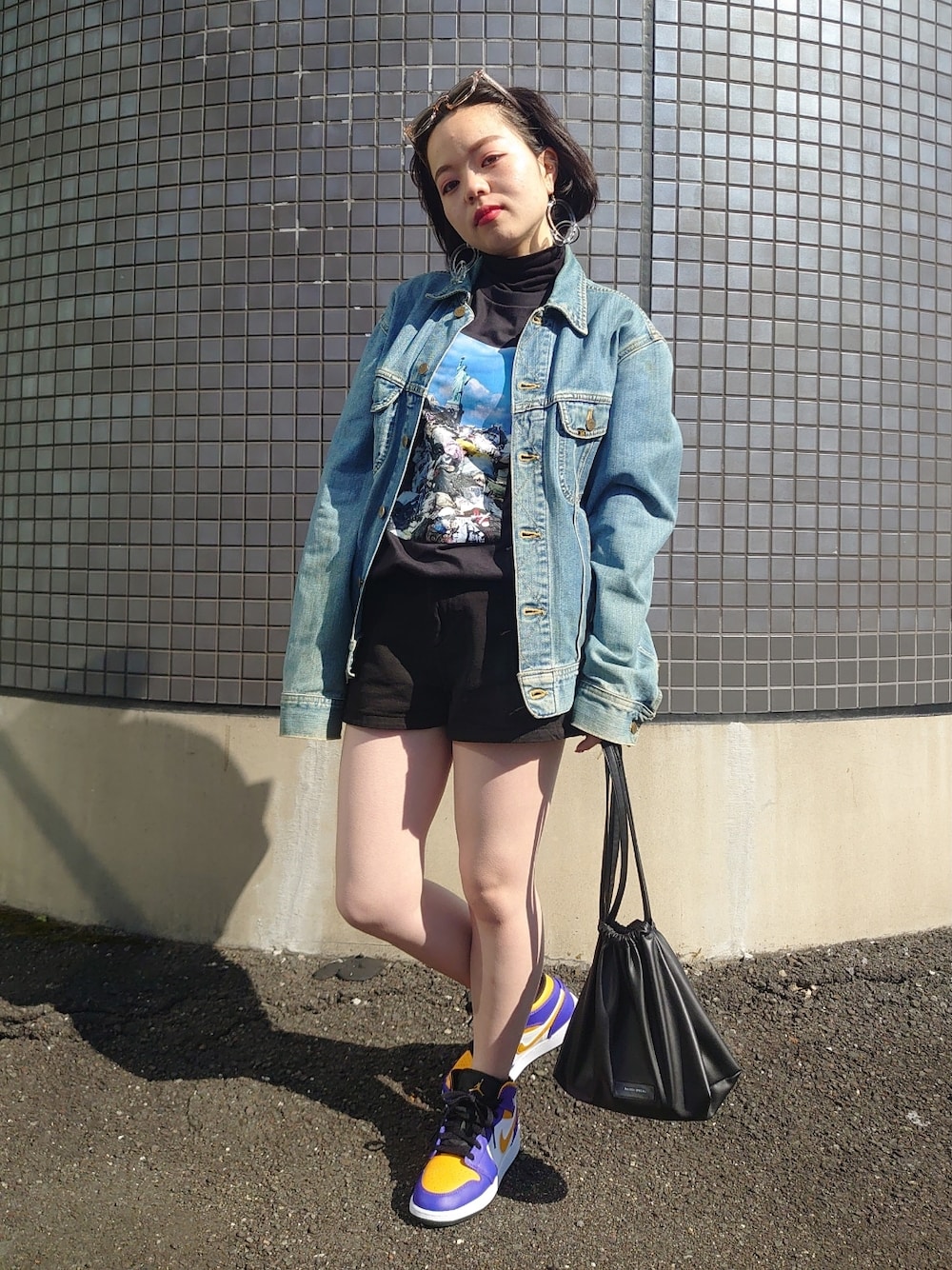「春コーデ、カジュアル、ショートパンツ、春アウター、スニーカー、スニーカーコーデ、春夏コーデ、Tシャツ、レイヤードスタイル、シンプルコーデ、ブルベ冬、ショルダーバッグ、骨格ウェーブ、春服デビュー宣言、ストリート」｜「MAISON SPECIALのヴィーガンレザー2WAY巾着スモールバッグ【MAISON SPECIAL/メゾンスペシャル】（ショルダーバッグ、ブラック系）」を使った、さくら🌸さん（骨格ウェーブ・レディース・153cm）の冬コーディネートの1枚目の写真