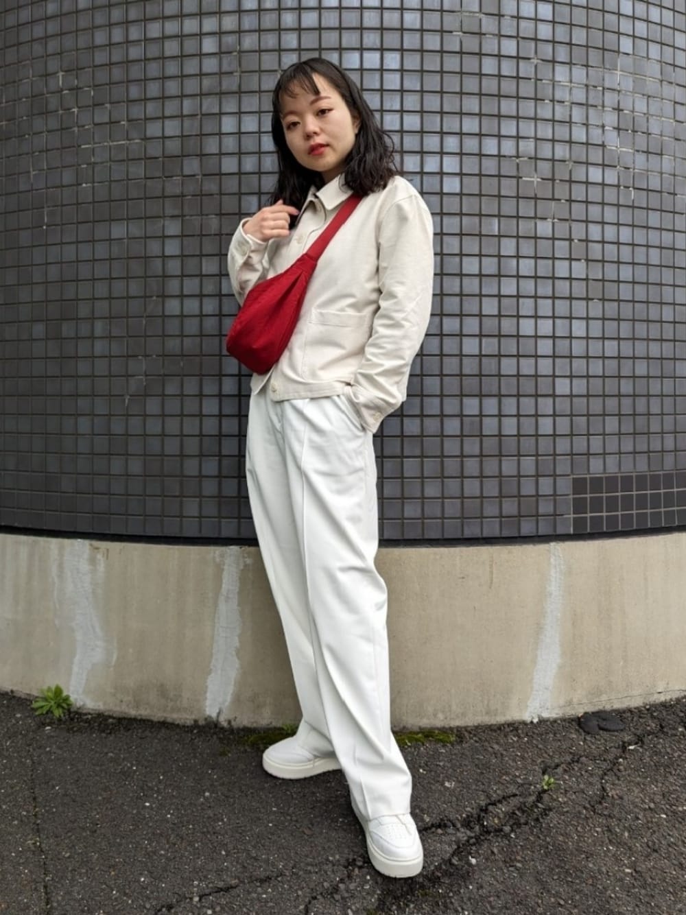 「春のおしゃ見えテクニック、シンプルスタイル、オールホワイト、ホワイト、ホワイトコーデ、春服コーデ、スニーカー、UNIQLO、プチプラ、タックワイドパンツ、カジュアル、シンプル、春ファッション、楽チンコーデ、春服みてみて」｜「UNIQLOのアイテム（その他アウター、ホワイト系）」を使った、さくら🌸さん（骨格ウェーブ・レディース・153cm）の春コーディネートの1枚目の写真