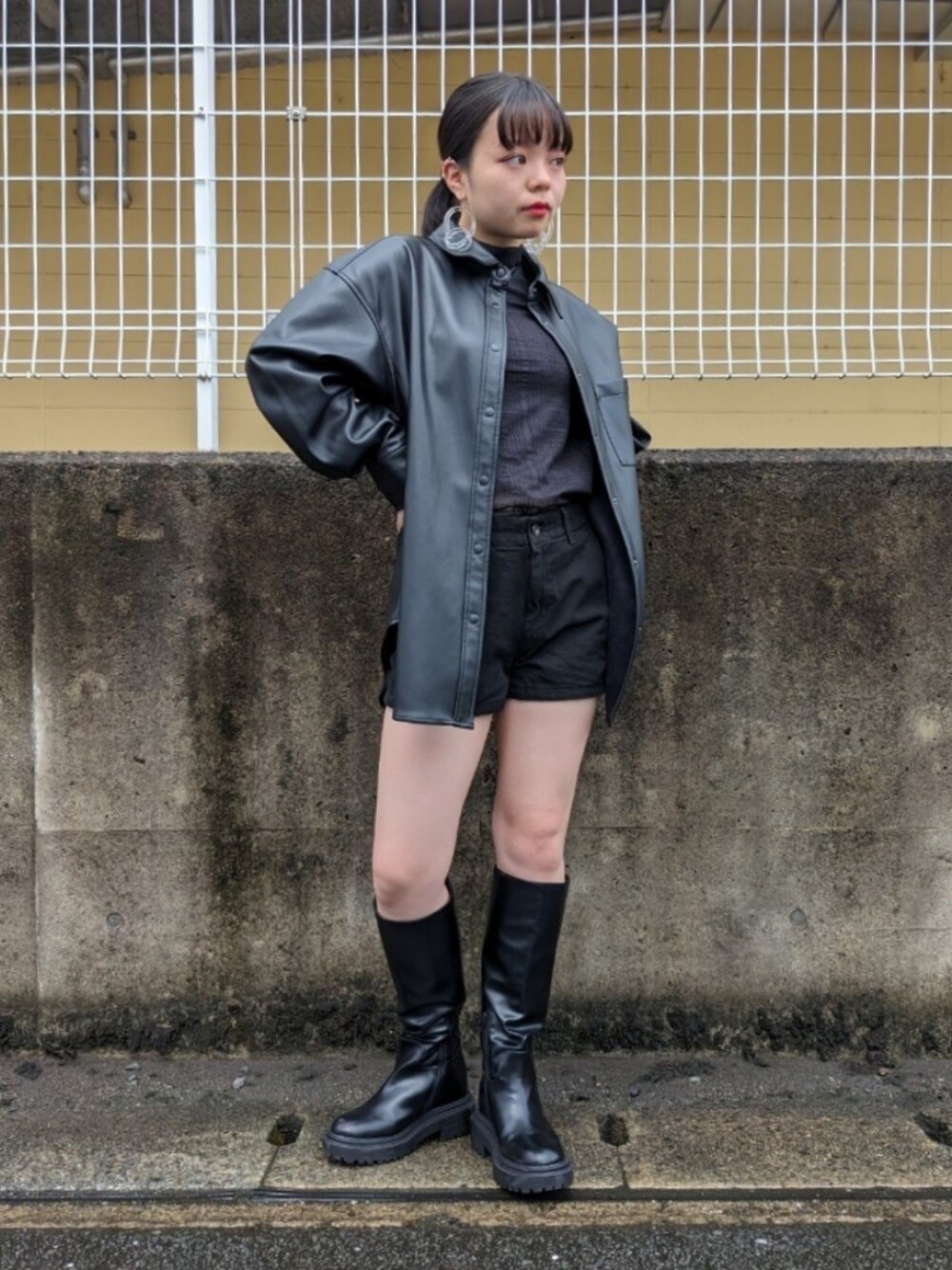 「秋服まるっと大公開、プチプラ、ロングブーツ、秋服準備はじめました、シアートップス、ショートパンツ、オールブラック、モノトーン、モノトーンコーデ、フェイクレザー、GU、UNIQLO、秋コーデ、ブルベ冬、骨格ウェーブ」｜「GUのアイテム（ブーツ、ブラック系）」を使った、さくら🌸さん（骨格ウェーブ・レディース・153cm）の秋コーディネートの1枚目の写真