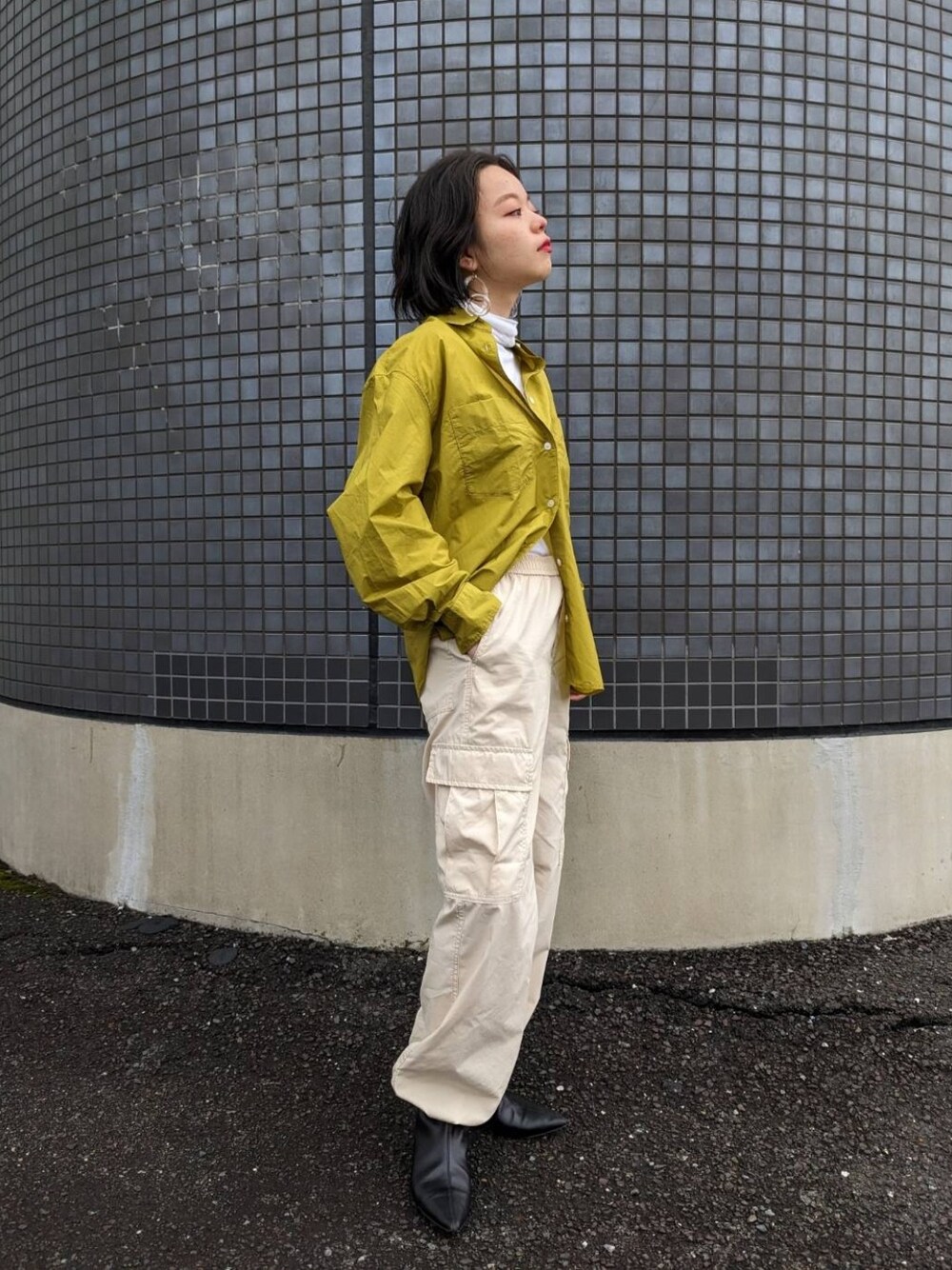 「休日コーデ、きれいめカジュアル、カーゴパンツ、春コーデ、プチプラコーデ、ユニクロ、ootd、カーゴパンツコーデ、ブルベ冬、レイヤードスタイル、ショートヘア、低身長、春服デビュー宣言、シャツスタイル」｜「PAPILLONNERのポインテッドブーティー/PAPILLONNER/パピヨネ（ブーツ、ブラック系）」を使った、さくら🌸さん（骨格ウェーブ・レディース・153cm）の冬コーディネートの1枚目の写真