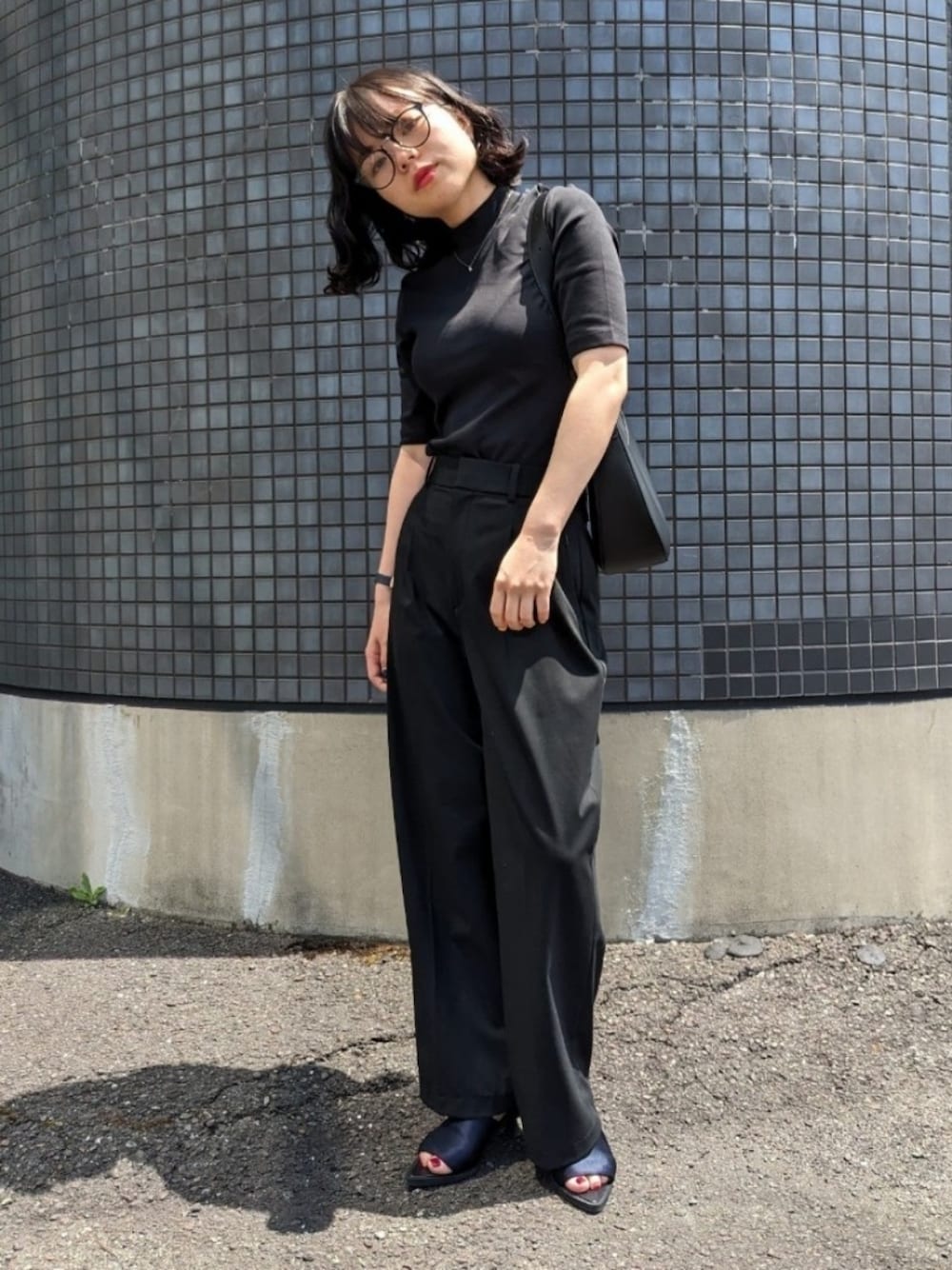 「大人女子、今日のコーデ、おしゃれさんと繋がりたい、パンツスタイル、サンダル、ワントーンコーデ、夏だ！Tシャツ着よう！、WEARyouthコーデ、きれいめカジュアル、プチプラ、低身長、モノトーン、黒、ハイネック、ユニクロ」｜「UNIQLOのハイネックTシャツ（Tシャツ/カットソー、ブラック系）」を使った、さくら🌸さん（骨格ウェーブ・レディース・153cm）の夏コーディネートの1枚目の写真