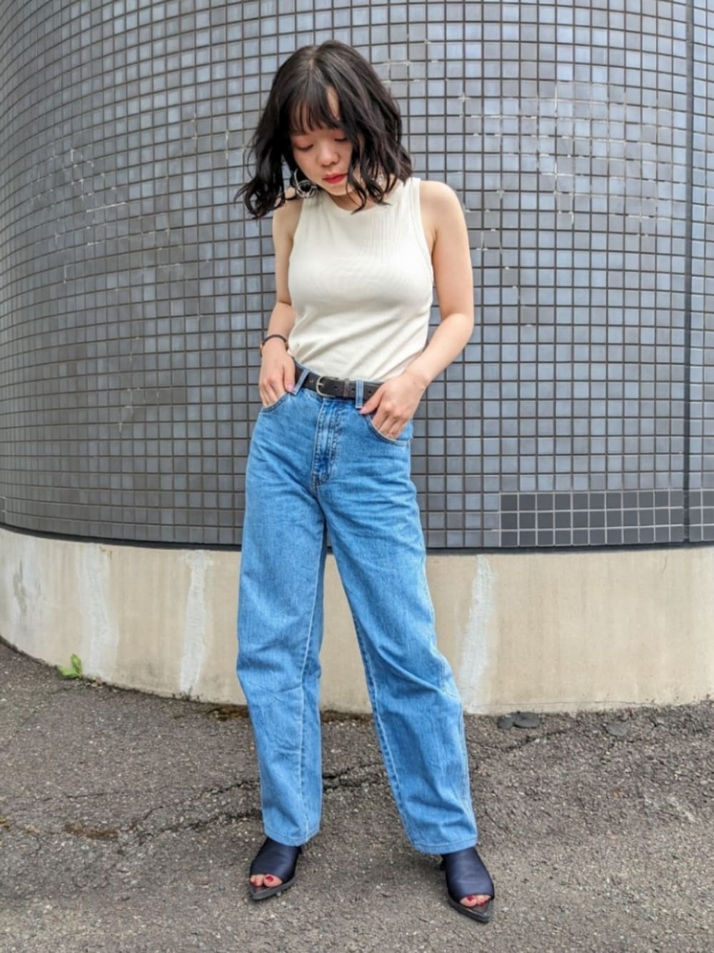 「夏コーデ、アメリカンスリーブ、サンダル、リラックススタイル、ノースリーブ、UNIQLO U、シンプルコーデ、肌見せ、プチプラ、デニム、フェススタイル、休日スタイル、いいね、save、フォローお願いします🤑、おしゃれさんと繋がりたい、骨格ウェーブ」｜「UNIQLOのアイテム（タンクトップ、ホワイト系）」を使った、さくら🌸さん（骨格ウェーブ・レディース・153cm）の夏コーディネートの1枚目の写真