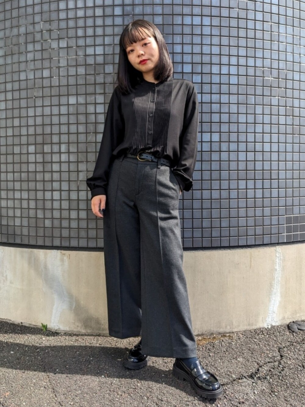 「秋服まるっと大公開、おでかけコーデ、秋のコーデ、きれいめカジュアル、着回しコーデ、秋コーデ、シンプル、モノトーンコーデ、モノトーン、オフィスカジュアル、グレー、UNIQLO、ユニクロ、プチプラ、ローファー」｜「UNIQLOのアイテム（その他パンツ、グレー系）」を使った、さくら🌸さん（骨格ウェーブ・レディース・153cm）の秋コーディネートの1枚目の写真