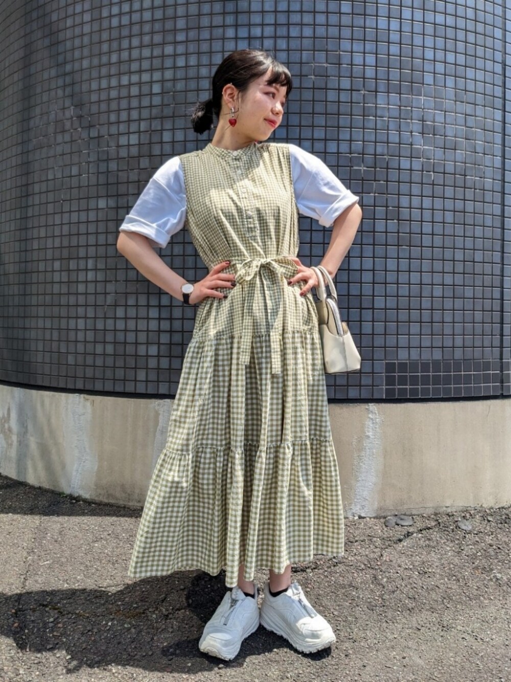 「お出かけコーデ日記、ワンピース、白スニーカー、お洒落さんとつながりたい、プチプラ、春夏コーデ、ワンピーススタイル、ギンガムチェック、低身長コーデ、ユニクロ、レイヤードスタイル、デート、休日スタイル、お出かけコーデ、スニーカー」｜「UGGの【UGG】CA805 Zip（スニーカー、ホワイト系）」を使った、さくら🌸さん（骨格ウェーブ・レディース・153cm）の春コーディネートの1枚目の写真
