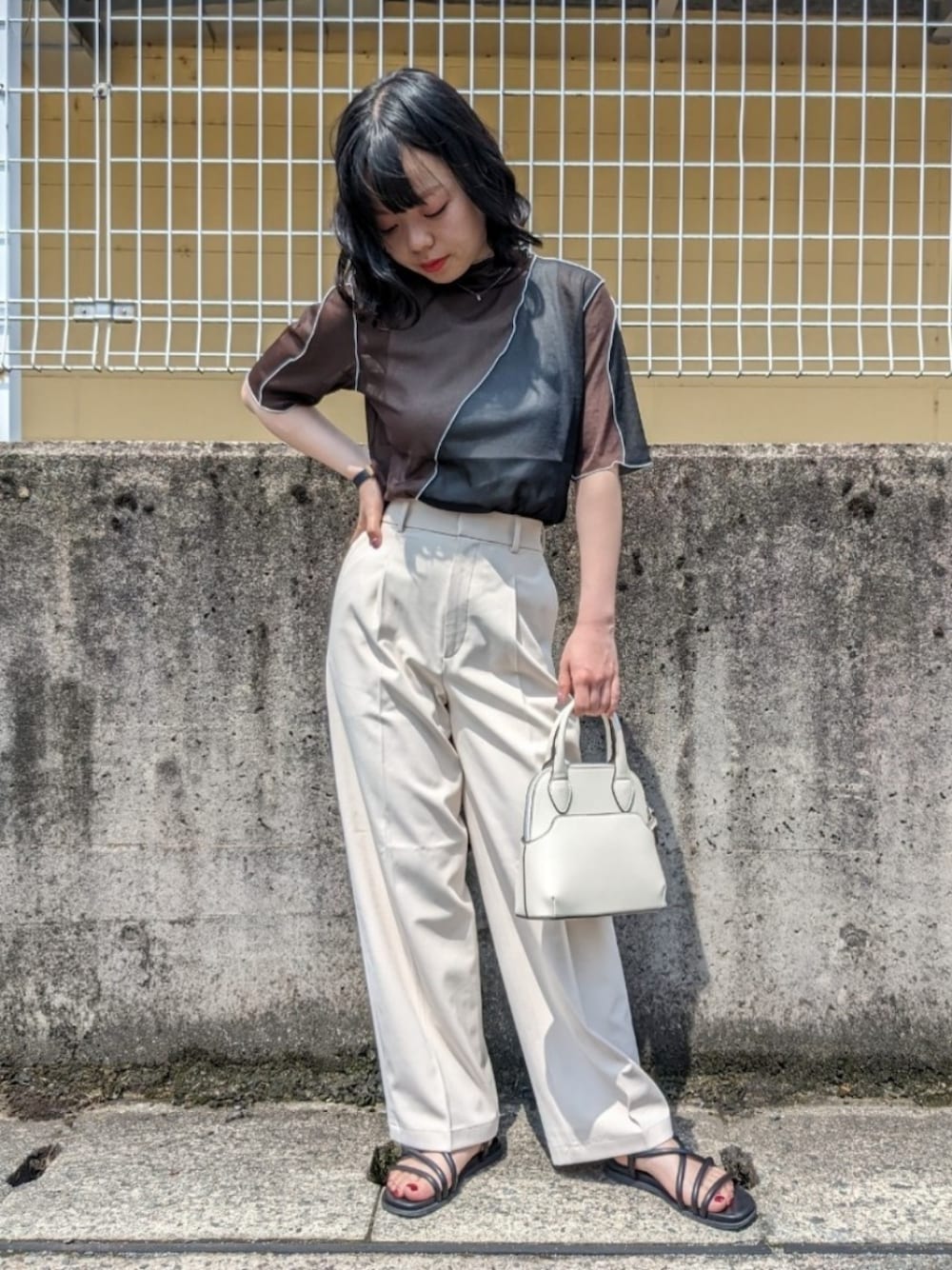 「WEARyouthコーデ、夏だ！Tシャツ着よう！、お出かけコーデ、パンツコーデ、シンプルコーデ、シアートップス、シアー、夏コーデ、着回しコーデ、ユニクロ、GU、おしゃれさんと繋がりたい、ブルベ冬、骨格ウェーブ、ootd」｜「UNIQLOのアイテム（パンツ、ホワイト系）」を使った、さくら🌸さん（骨格ウェーブ・レディース・153cm）の夏コーディネートの1枚目の写真