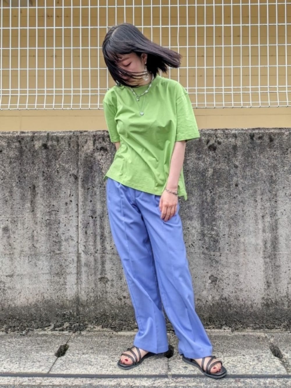 「WEARyouthコーデ、夏だ！Tシャツ着よう！、休日コーデ、夏コーデ、カラーコーデ、パンツスタイル、サンダル、カジュアルコーデ、ラフ、夏ファッション、プチプラ、低身長、カラーパンツ、ブルベ冬、ユニクロ」｜「UNIQLOのアイテム（Tシャツ/カットソー、グリーン系）」を使った、さくら🌸さん（骨格ウェーブ・レディース・153cm）の夏コーディネートの1枚目の写真