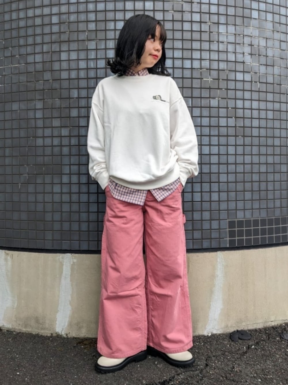 「秋服まるっと大公開、レイヤードスタイル、チェックシャツ、チェック、カラーパンツ、カラーコーデ、カラー×コーデ、デニム、ワイドパンツ、カジュアル、スウェット、UNIQLO、GU、プチプラ、ピンク」｜「UNIQLOのリラックスペインターパンツ（その他パンツ、ピンク系）」を使った、さくら🌸さん（骨格ウェーブ・レディース・153cm）の秋コーディネートの1枚目の写真