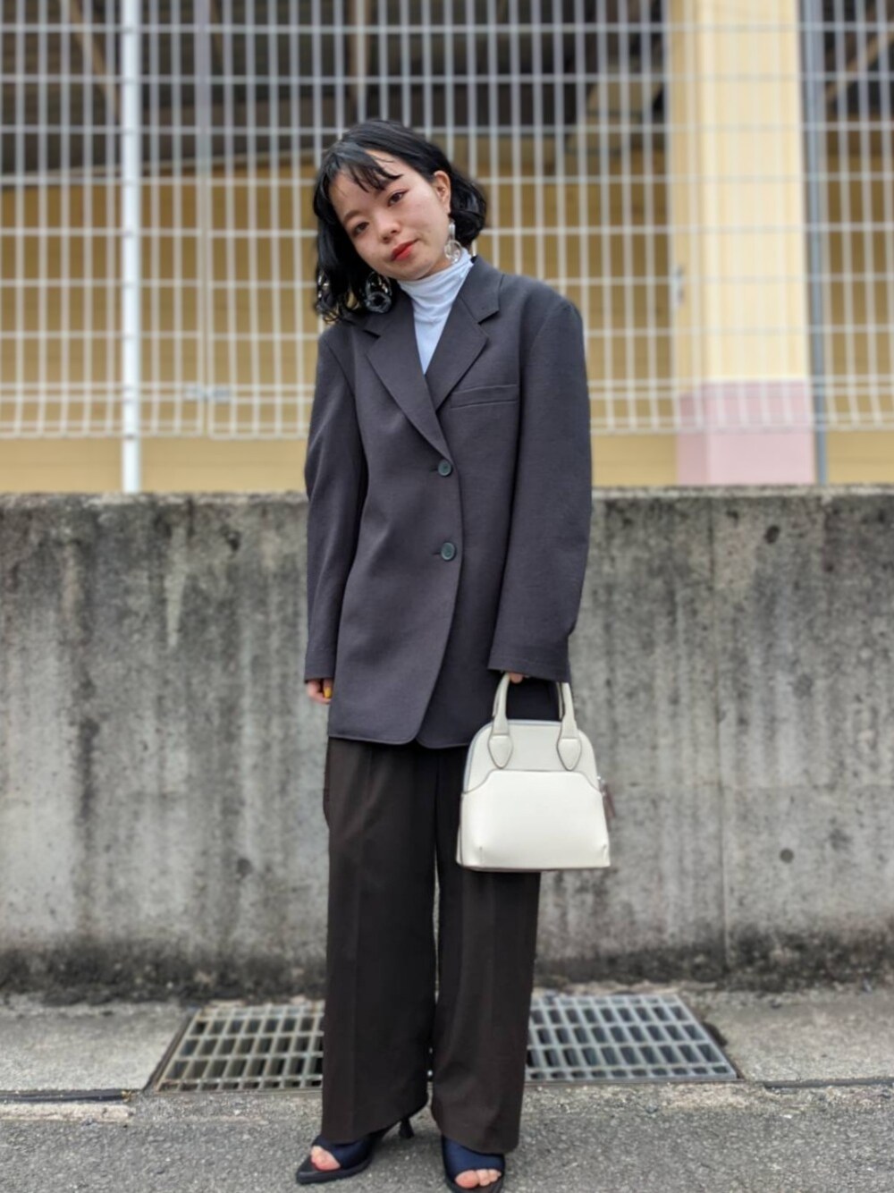 「いまどきジャケット写真、UNIQLO U、大人女子、きれいめカジュアル、モノトーン、サンダル、キレイめカジュアル、ワイドパンツ、ミニバッグ、低身長コーデ、プチプラ、おしゃれさんと繋がりたい、スラックス、今日のコーデ、骨格ウェーブ」｜「GRISEのGRISE 5cmポインテッドソフトサテンミュールサンダル（サンダル、ブルー系）」を使った、さくら🌸さん（骨格ウェーブ・レディース・153cm）の春コーディネートの1枚目の写真