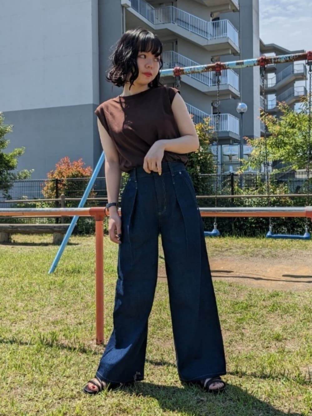 「夏のコスメと服、夏服、ノースリーブ、デニム、GU、プチプラ、シンプルスタイル、初夏コーデ、パンツスタイル、ラクチンコーデ、低身長女子、低身長コーデ、ユニクロ、サンダル、サンダルコーデ」｜「UNIQLOのアイテム（Tシャツ/カットソー、ブラウン系）」を使った、さくら🌸さん（骨格ウェーブ・レディース・153cm）の夏コーディネートの1枚目の写真