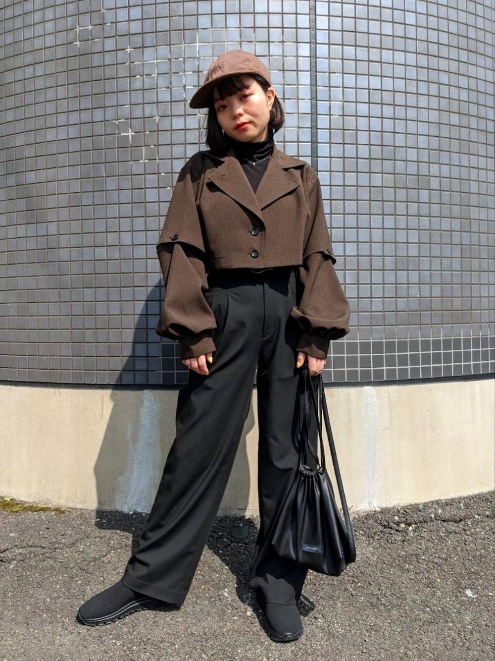 「春服デビュー宣言、春服みてみて、着回しコーデ、キャップ、ショルダーバッグ、ワイドパンツ、スニーカー、低身長、プチプラ、シンプルコーデ、シャツスタイル、おしゃれさんと繋がりたい、パンツコーデ、今日のコーデ、ブルベ冬」｜「UNIQLOのタックワイドパンツ(丈67cmに裾上げ済)（スラックス、ブラック系）」を使った、さくら🌸さん（骨格ウェーブ・レディース・153cm）の春コーディネートの1枚目の写真