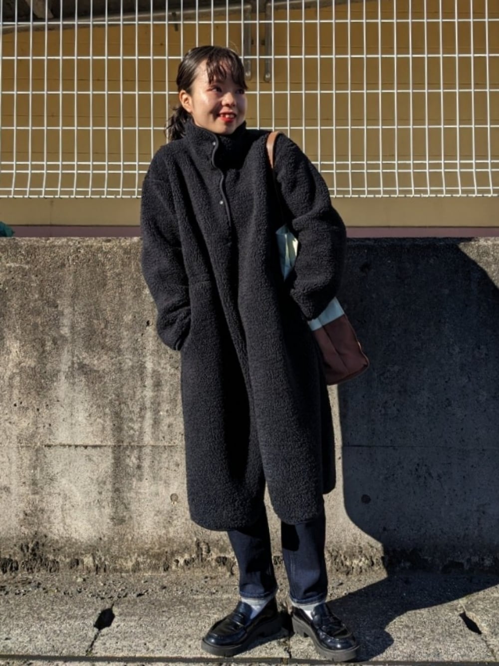 「新星WEARISTAにエントリー、WEARyouthコーデ、秋冬コーデ、休日スタイル、フリース、UNIQLO、プチプラ、シンプル、クリスマスコーデ、あったかコーデ、ラフコーデ、低身長コーデ、ボアフリース、冬服、ロングコート」｜「UNIQLOのアイテム（その他アウター、ブラック系）」を使った、さくら🌸さん（骨格ウェーブ・レディース・153cm）の冬コーディネートの1枚目の写真