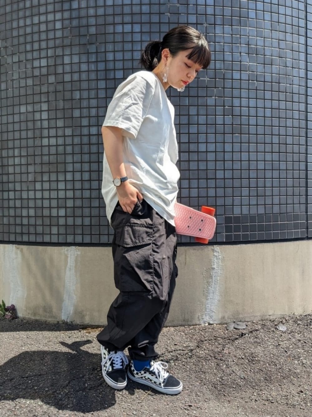 「ストリート、カーゴパンツ、ユニクロ、プチプラ、カジュアル、低身長、白Tシャツ、モノトーン、アツいコーデ全部見せ、シンプル、シンプルコーデ、ワイドパンツ、Tシャツ、おしゃれさんと繋がりたい、いいね、save、フォローお願いします🤑」｜「UNIQLOのパラシュートワイドパンツ（カーゴパンツ、ブラック系）」を使った、さくら🌸さん（骨格ウェーブ・レディース・153cm）の夏コーディネートの1枚目の写真