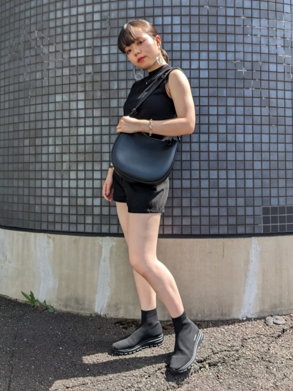 「アツいコーデ全部見せ、休日スタイル、夏コーデ、ノースリーブ、UNIQLO、いいね、save、フォローお願いします🤑、おしゃれさんと繋がりたい、オールブラック、お出かけコーデ、パンツスタイル、ショートパンツ、ユニバ、大人女子、プチプラ、サマーニット」｜「PRADAのアイテム（スニーカー、ブラック系）」を使った、さくら🌸さん（骨格ウェーブ・レディース・153cm）の夏コーディネートの1枚目の写真