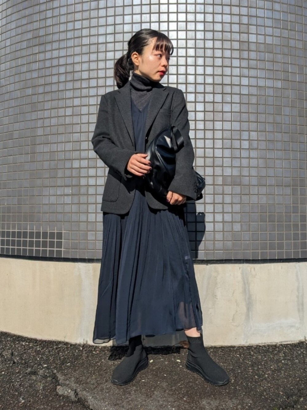 「ファッションを楽しもう、WEARyouthコーデ、秋服コーデ、大人コーデ、オトナカジュアル、ワンピース、ジャケット、レイヤードスタイル、モノトーン、モノトーンコーデ、グレー、UNIQLO、プチプラ、オケージョン、シアー」｜「UNIQLOのアイテム（テーラードジャケット、グレー系）」を使った、さくら🌸さん（骨格ウェーブ・レディース・153cm）の秋コーディネートの1枚目の写真