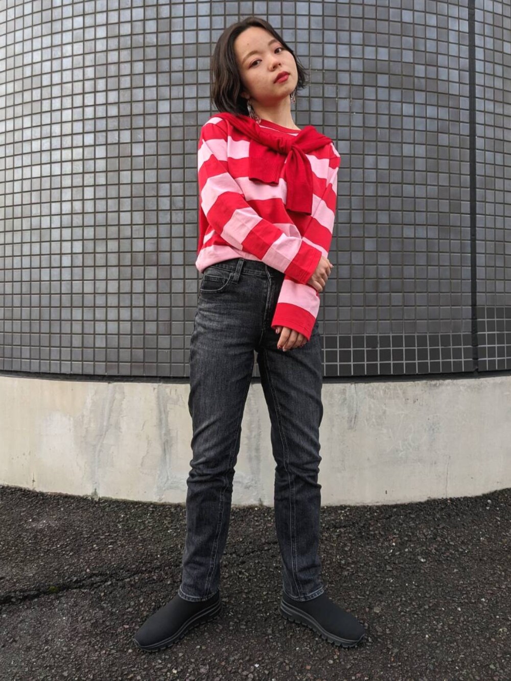 「シンプルコーデ、春、パンツコーデ、低身長コーデ、プチプラ、スニーカーコーデ、春服、春色、ootd、いいね、save、フォローお願いします🤑、ボーダー、ボーダートップス、ボーダーTシャツ、ブルベ冬、骨格ウェーブ」｜「UNIQLOのアイテム（デニムパンツ、グレー系）」を使った、さくら🌸さん（骨格ウェーブ・レディース・153cm）の冬コーディネートの1枚目の写真