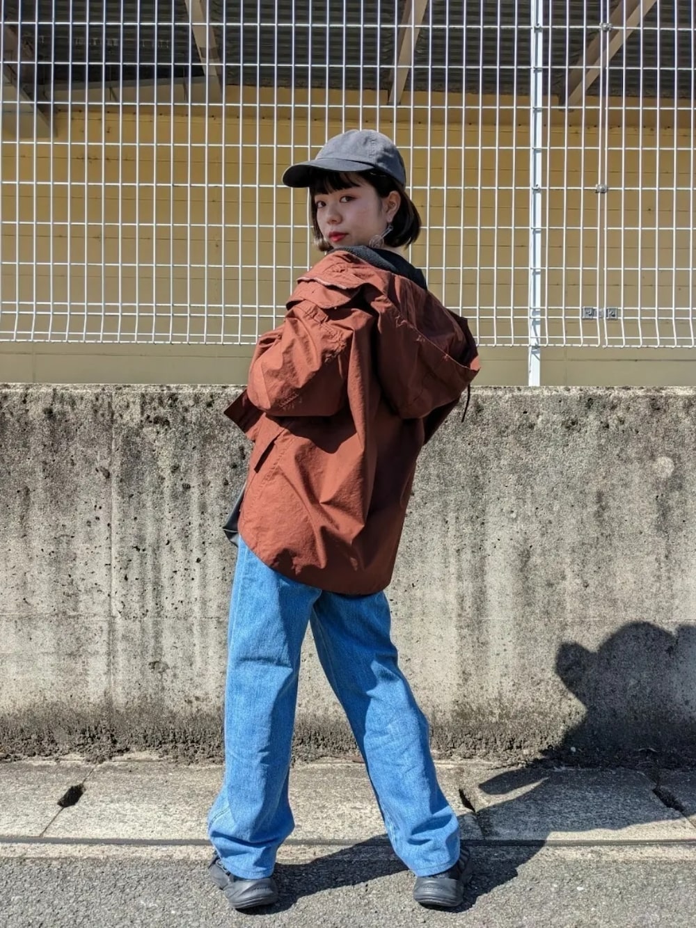 「春服デビュー宣言、春コーデ、キャップ、ユーティリティ、デニム、スニーカー、プチプラコーデ、おしゃれさんと繋がりたい、ユニクロ、カジュアル、骨格ウェーブ、ブルベ冬、春アウター、カーブジーンズ、UNIQLO U」｜「adidasのオゼリア [Ozelia] アディダスオリジナルス（スニーカー、ブラック系）」を使った、さくら🌸さん（骨格ウェーブ・レディース・153cm）の春コーディネートの1枚目の写真