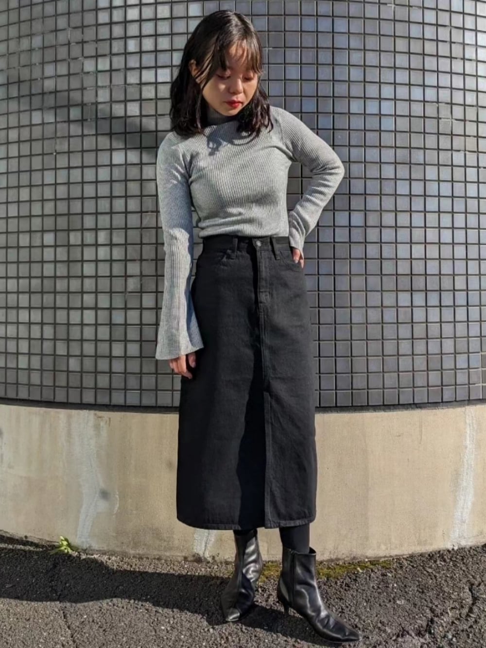 「新星WEARISTAにエントリー、WEARyouthコーデ、UNIQLO、プチプラ、デニム、デニムスカート、モノトーン、キレイめコーデ、冬服、グレー、ノームコア、オトナ女子、休日スタイル、モノトーンコーデ、グレーコーデ」｜「PAPILLONNERのポインテッドブーティー/PAPILLONNER/パピヨネ（ブーツ、ブラック系）」を使った、さくら🌸さん（骨格ウェーブ・レディース・153cm）の冬コーディネートの1枚目の写真