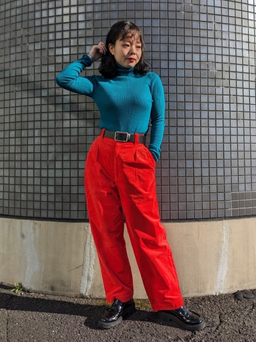 「ファッションを楽しもう、休日コーデ、カラーパンツ、カラーコーデ、WEARyouthコーデ、休日スタイル、ニットコーデ、低身長女子、ローファー、カジュアル、カラーニット、プチプラ、タートルネック、ワイドパンツ、パーマ」｜「UNIQLOのアイテム（その他パンツ、レッド系）」を使った、さくら🌸さん（骨格ウェーブ・レディース・153cm）の秋コーディネートの1枚目の写真