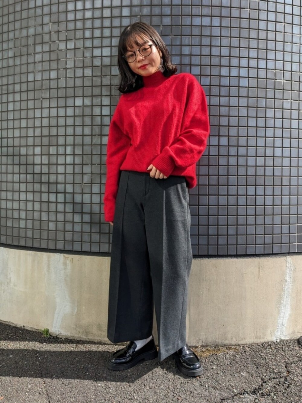「秋服まるっと大公開、秋服コーデ、カラーニット、赤、トレンドカラー、休日コーデ、オトナカワイイ、ゆるコーデ、秋、低身長女子、ローファー、秋色、ユニクロ、UNIQLO、プチプラ」｜「UNIQLOのアイテム（ローファー、ブラック系）」を使った、さくら🌸さん（骨格ウェーブ・レディース・153cm）の秋コーディネートの1枚目の写真
