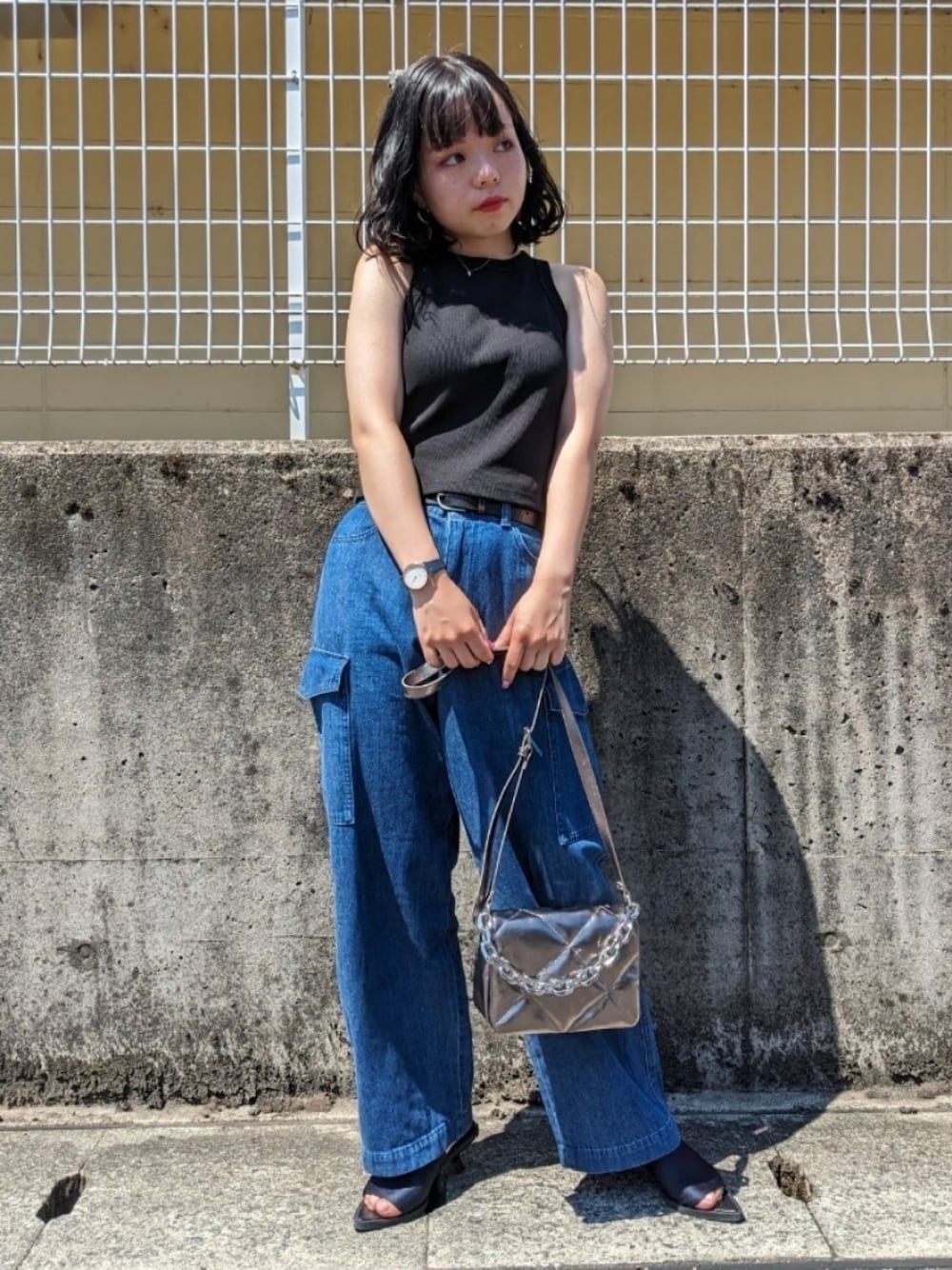 「シアーシャツ、シアートップス、シアー、デニム、プチプラ、ミニバッグ、キラキラバッグ、大人カジュアル、今日のコスメと服、ユニクロ、カーゴパンツ、お洒落さんとつながりたい、大人かわいい、パンツスタイル、お出かけコーデ」｜「GUのアイテム（ショルダーバッグ、シルバー系）」を使った、さくら🌸さん（骨格ウェーブ・レディース・153cm）の夏コーディネートの1枚目の写真