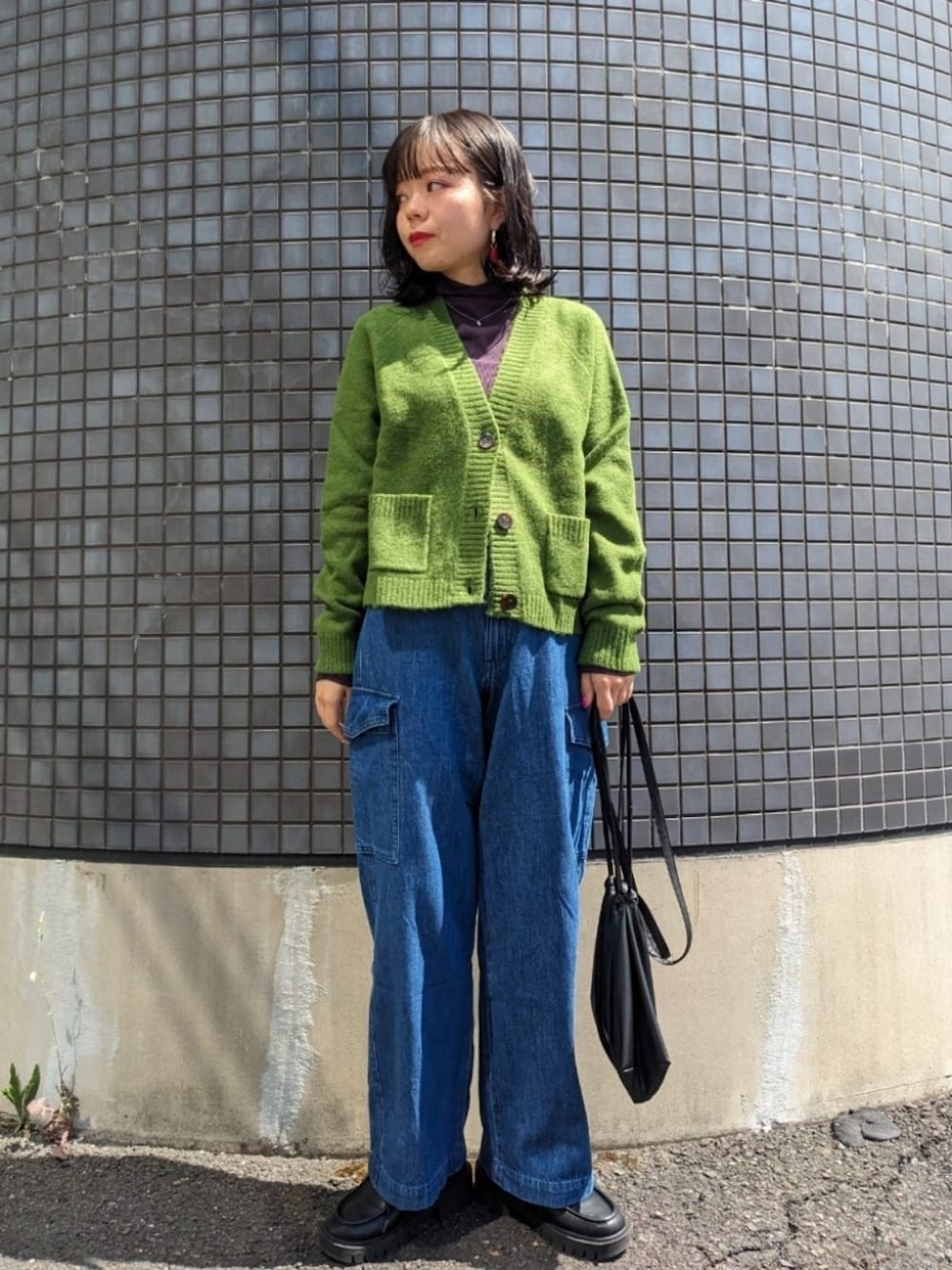 「秋服準備始めました、WEARyouthコーデ、23AW秋の新作、ショート丈トップス、ショートカーディガン、カーゴパンツ、デニム、ミニバッグ、カジュアルコーデ、秋カラー、ユニクロ、プチプラ、厚底シューズ、全身ユニクロ、おしゃれさんと繋がりたい」｜「MAISON SPECIALのヴィーガンレザー2WAY巾着スモールバッグ【MAISON SPECIAL/メゾンスペシャル】（ショルダーバッグ、ブラック系）」を使った、さくら🌸さん（骨格ウェーブ・レディース・153cm）の秋コーディネートの1枚目の写真