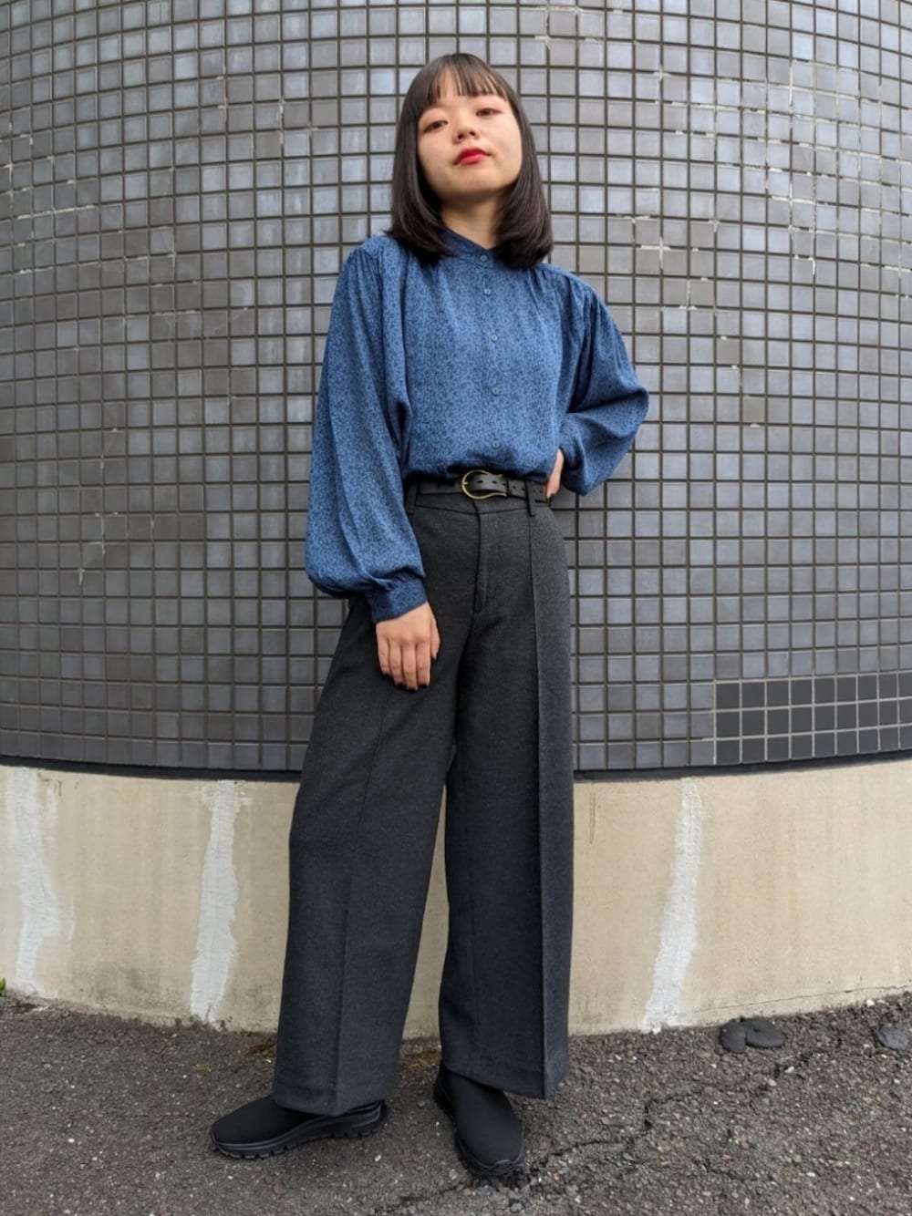 「秋服まるっと大公開、秋のコーデ、オフィスカジュアル、ブラウス、大人女子、UNIQLO、キレイめ、ワイドパンツ、骨格ウェーブ、ブルベ冬、ボリュームスリーブ、ボリューム袖、プチプラ、秋カラー、ootd」｜「UNIQLOのアイテム（シャツ/ブラウス、ブルー系）」を使った、さくら🌸さん（骨格ウェーブ・レディース・153cm）の秋コーディネートの1枚目の写真