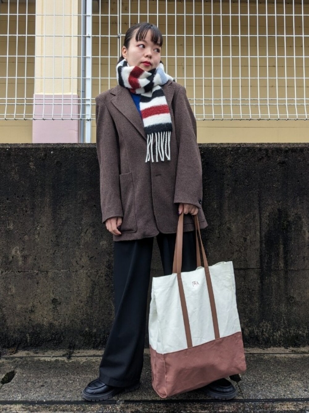 「秋服コーデ、カジュアルコーデ、プレッピー、ファッションを楽しもう、WEARyouthコーデ、ジャケット、ブラウン、トートバッグ、UNIQLO、マフラー、冬、ジャケットスタイル、ootd、ローファー、カラー×コーデ」｜「UNIQLOのアイテム（トートバッグ、ホワイト系）」を使った、さくら🌸さん（骨格ウェーブ・レディース・153cm）の秋コーディネートの1枚目の写真
