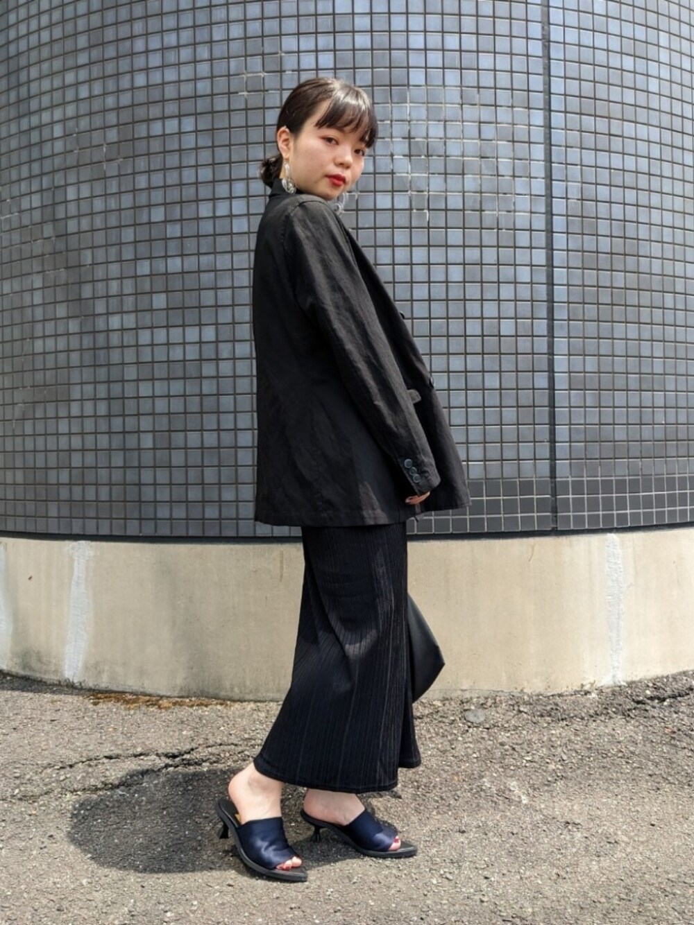 「このスタイルがお気に入り、オトナ女子、休日コーデ、大人コーデ、プチプラ、春夏コーデ、シンプルコーデ、オフィスカジュアル、ワントーンコーデ、モノトーンコーデ、ジャケット、オールブラック、ブルベ冬、骨格ウェーブ、シアーシャツ」｜「GRISEのGRISE 5cmポインテッドソフトサテンミュールサンダル（サンダル、ブルー系）」を使った、さくら🌸さん（骨格ウェーブ・レディース・153cm）の夏コーディネートの1枚目の写真