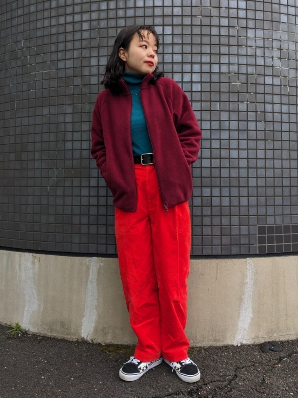 「新星WEARISTAにエントリー、WEARyouthコーデ、冬、クリスマスに着たい服、コーデュロイ、カラーパンツ、赤、フリース、プチプラ、ユニクロ、タートルネック、カジュアル、パンツスタイル、クリスマスコーデ、あったかコーデ」｜「VANSのVANS/ヴァンズ 　OLD SKOOL CHECKERBOARD / VN0A38G1P0S /オールドスクール チェッカーボード（スニーカー、ブラック系）」を使った、さくら🌸さん（骨格ウェーブ・レディース・153cm）の冬コーディネートの1枚目の写真