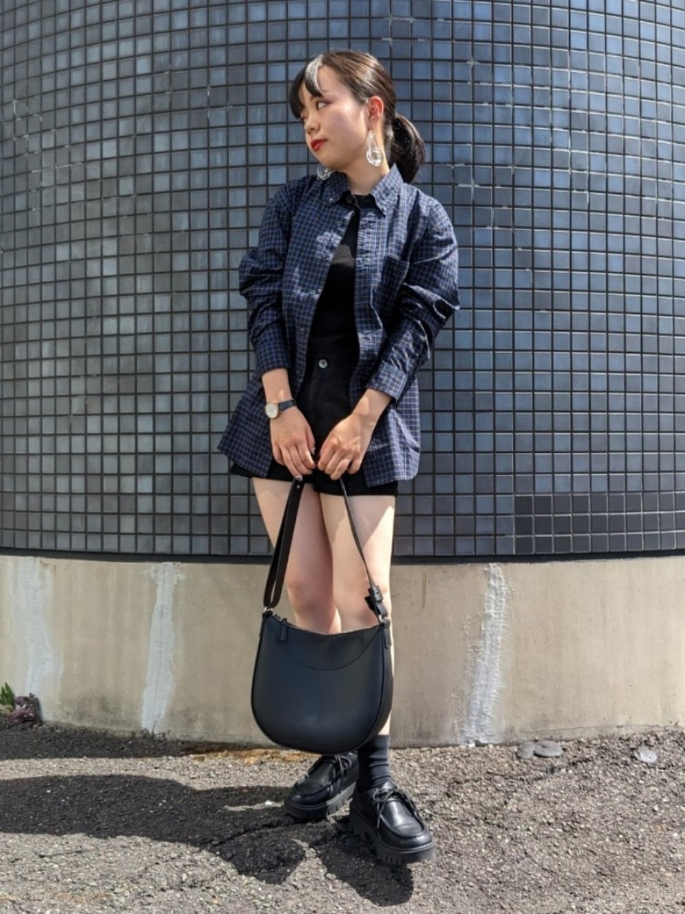 「秋服準備はじめました、WEARyouthコーデ、カジュアルコーデ、チェックシャツ、チロリアンシューズ、羽織り、夏秋ミックス、秋先取りコーデ、低身長女子、プチプラ、ユニクロ、カジュアル、おしゃれさんと繋がりたい、秋、ショートパンツ」｜「UNIQLOのアイテム（ショルダーバッグ、ブラック系）」を使った、さくら🌸さん（骨格ウェーブ・レディース・153cm）の夏コーディネートの1枚目の写真