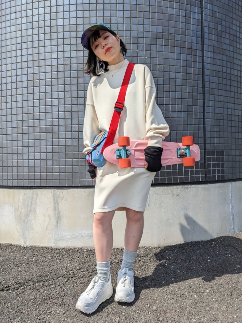 「春服デビュー宣言、春服みてみて、白スニーカー、ミニワンピ、スケータースタイル、ホワイト、ラフコーデ、春色、お洒落さんとつながりたい、ootd、骨格ウェーブ、#春コーデ、#今日のコーデ、#シンプルコーデ、キャップ」｜「UGGの【UGG】CA805 Zip（スニーカー、ホワイト系）」を使った、さくら🌸さん（骨格ウェーブ・レディース・153cm）の春コーディネートの1枚目の写真