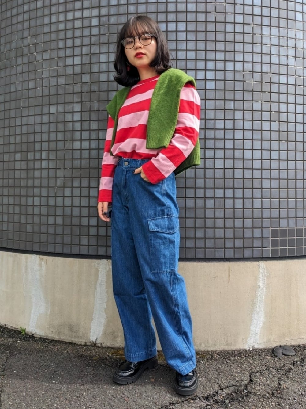 「秋服まるっと大公開、きれいめカジュアル、プレッピー、秋のコーデ、秋カラー、カラー×コーデ、カラーコーデ、デニム、カーゴパンツ、ロンT、ローファー、ユニクロ、メガネ女子、ボーダー、カジュアルコーデ」｜「GUのアイテム（ドレスシューズ、ブラック系）」を使った、さくら🌸さん（骨格ウェーブ・レディース・153cm）の秋コーディネートの1枚目の写真