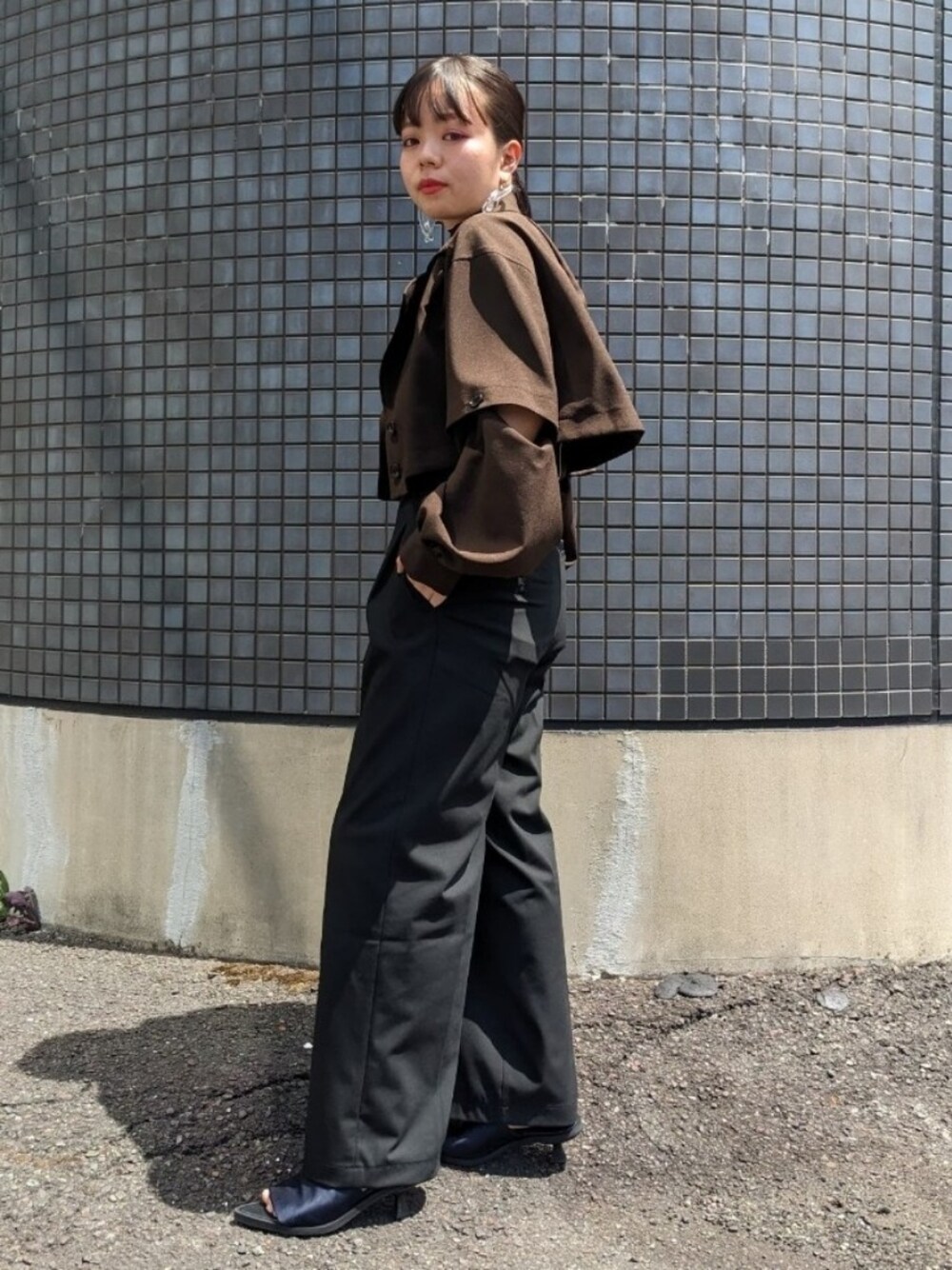 「オトナカジュアル、秋服準備はじめました、WEARyouthコーデ、羽織り、秋服、秋服コーデ、お洒落さんとつながりたい、きれいめカジュアル、休日コーデ、秋カラー、カジュアルコーデ、ワイドパンツ、低身長、ブルベ冬、骨格ウェーブ」｜「UNIQLOのタックワイドパンツ(丈67cmに裾上げ済)（スラックス、ブラック系）」を使った、さくら🌸さん（骨格ウェーブ・レディース・153cm）の秋コーディネートの1枚目の写真