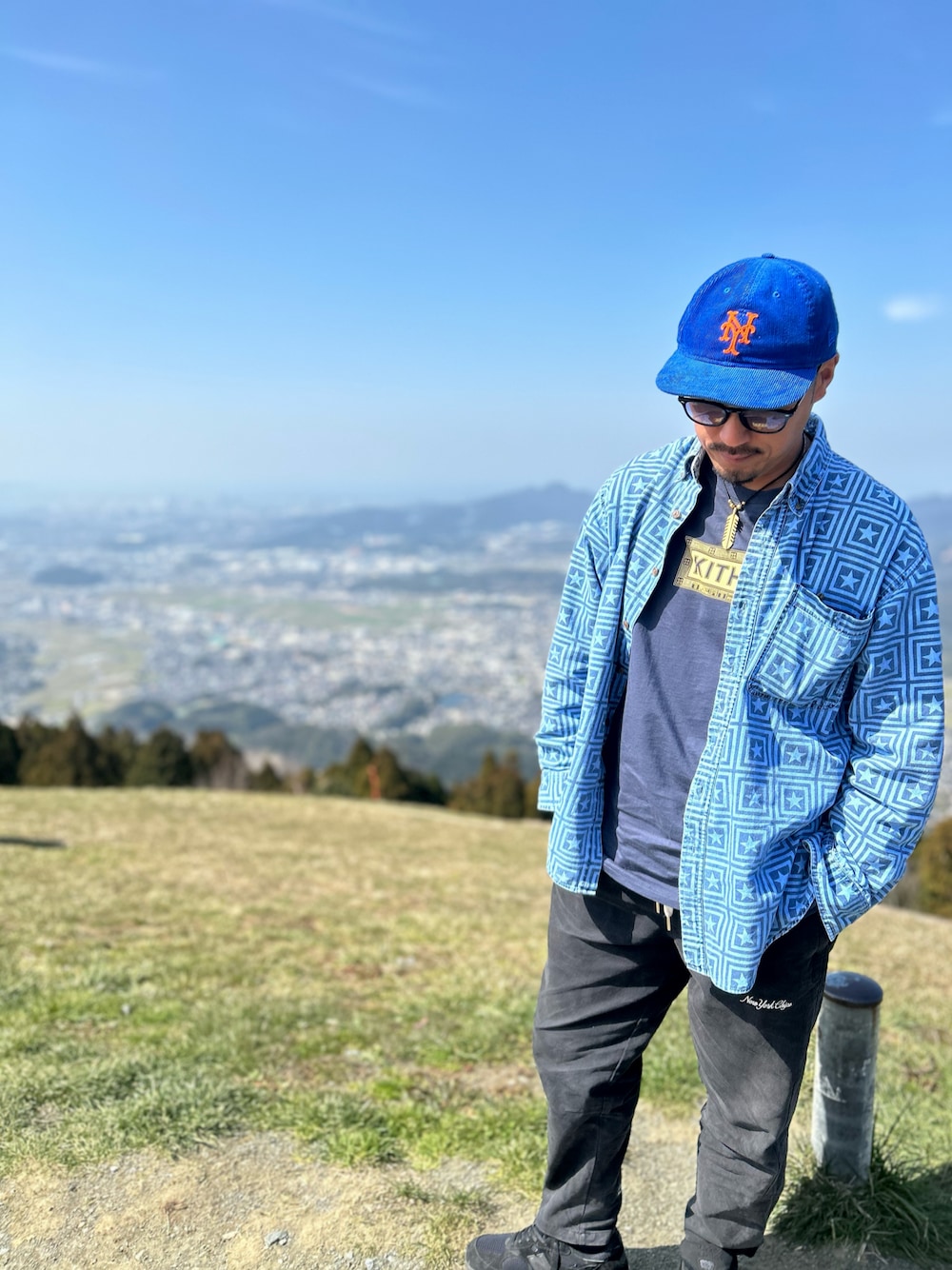「春のおしゃ見えテクニック、大人カジュアル、大人ストリート、シンプルスタイル、キッズコーデ、キッズファッション、キッズ服」｜「KITHのアイテム（Tシャツ/カットソー、ブルー系）」を使った、lxyaaaさん（メンズ・174cm）の春コーディネートの1枚目の写真