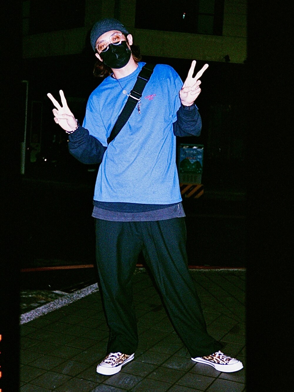 「今日のコーデ、otaku」｜「LONELY/論理のアイテム（Tシャツ/カットソー、ブルー系）」を使った、liangeekinさん（メンズ・182cm）の冬コーディネートの1枚目の写真